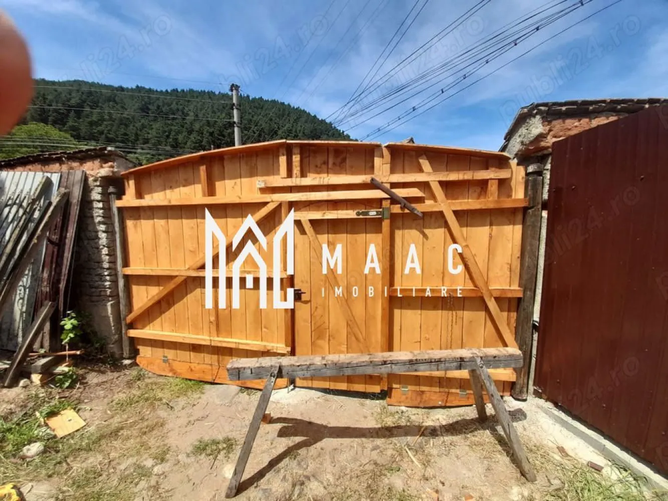 Teren intravilan 800 mp | Centru Gura Râului | Ideal construcție - MAAC Imobiliare vă propune spre vânzare un teren intravilan situat chiar în centrul localității Gura Râului, una dintre cele mai apreciate zone din apropierea Sibiului, cu poziționare excelentă și multiple posibilități de utilizare, atât rezidențial, cât și comercial.

Amplasarea este una Premium, terenul fiind situat vis-a-vis de Primărie, în imediata apropiere de Poștă, Dispensarul Medical și Poliția Locală, beneficiind de acces facil și vizibilitate foarte bună.

 Detalii teren
Suprafață: 800 mp
Teren intravilan
Poziționare centrală
Acces direct la drum principal

 Utilități
Toate utilitățile se află la poarta proprietății:
Apă curentă
Instalație de gaz făcută, (pregătită pentru momentul când localitatea va fi conectata la rețeaua de gaz)
Curent electric
Canalizare

 Avantaje urbanistice
Există Certificat de Urbanism, care confirmă faptul că se poate construi pe întreaga suprafață a terenului
Terenul poate fi utilizat atât pentru construcție rezidențială, cât și pentru activitate comercială

 Ideal pentru
 Casă individuală
 Pensiune / afacere turistică
 Spațiu comercial
 Investiție pe termen lung

📞 Contactează-ne pentru mai multe detalii sau pentru a programa o vizionare!, menționează CP3179837!