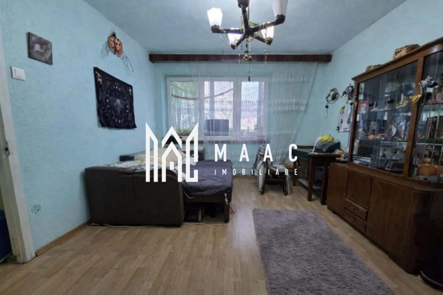 Apartament 2 camere | 44 MPU | Balcon | Terezian - MAAC Imobiliare vă propune spre vânzare un apartament cu 2 camere, zona Terezian – Sibiu Apartamentul este semidecomandat, are o suprafață utilă de 44 mp și este situat într-o zonă liniștită, ferită de aglomerație, cu acces rapid către punctele de interes ale orașului. Proprietatea este pretabilă atât pentru locuit, cât și pentru investiție sigură. Compartimentare: Hol de acces Bucătărie cu ieșire în balcon Debara Living Hol intermediar Dressing Baie cu geam pentru aerisire Dotări și finisaje: Ușă de intrare metalică Uși interioare celulare Tâmplărie PVC cu geam termopan Pereți finisați cu vopsea lavabilă și faianță Pardoseli din parchet și gresie Utilități și facilități: Apartament complet mobilat și utilat Bucătărie mobilată și echipată Centrală termică proprie nouă și calorifere Contorizare separată: apă, gaz, curent electric Bloc izolat termic, prevăzut cu interfon și acoperiș Acces la internet prin fibră optică și CATV Locuri de parcare disponibile pentru vizitatori Electrocasnice incluse: Aragaz Mașină de spălat rufe Frigider cu congelator Cuptor cu microunde TV Avantaje zonă: Zona Terezian oferă acces facil la magazine, școli, transport în comun și alte puncte de interes, fiind o alegere bună pentru închiriere sau locuire pe termen lung. Pentru mai multe detalii precizati telefonic ca ati vazut anuntul cu ID: CP2902873 }}