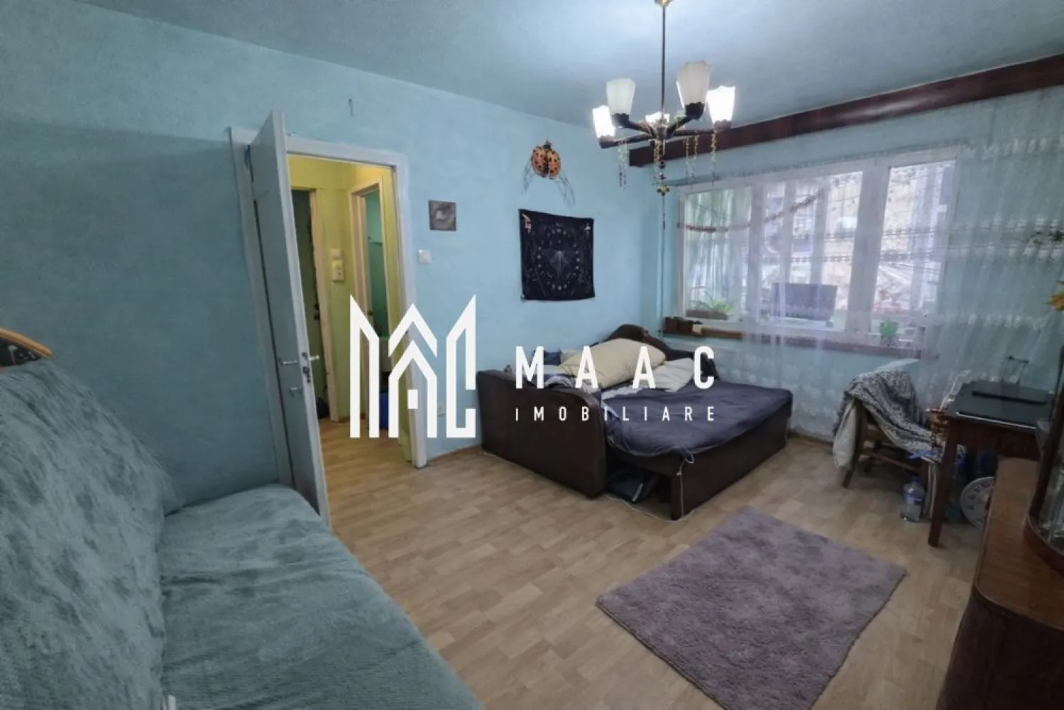 Apartament 2 camere | 44 MPU | Balcon | Terezian - MAAC Imobiliare vă propune spre vânzare un apartament cu 2 camere, zona Terezian – Sibiu Apartamentul este semidecomandat, are o suprafață utilă de 44 mp și este situat într-o zonă liniștită, ferită de aglomerație, cu acces rapid către punctele de interes ale orașului. Proprietatea este pretabilă atât pentru locuit, cât și pentru investiție sigură. Compartimentare: Hol de acces Bucătărie cu ieșire în balcon Debara Living Hol intermediar Dressing Baie cu geam pentru aerisire Dotări și finisaje: Ușă de intrare metalică Uși interioare celulare Tâmplărie PVC cu geam termopan Pereți finisați cu vopsea lavabilă și faianță Pardoseli din parchet și gresie Utilități și facilități: Apartament complet mobilat și utilat Bucătărie mobilată și echipată Centrală termică proprie nouă și calorifere Contorizare separată: apă, gaz, curent electric Bloc izolat termic, prevăzut cu interfon și acoperiș Acces la internet prin fibră optică și CATV Locuri de parcare disponibile pentru vizitatori Electrocasnice incluse: Aragaz Mașină de spălat rufe Frigider cu congelator Cuptor cu microunde TV Avantaje zonă: Zona Terezian oferă acces facil la magazine, școli, transport în comun și alte puncte de interes, fiind o alegere bună pentru închiriere sau locuire pe termen lung. Pentru mai multe detalii precizati telefonic ca ati vazut anuntul cu ID: CP2902873 }}