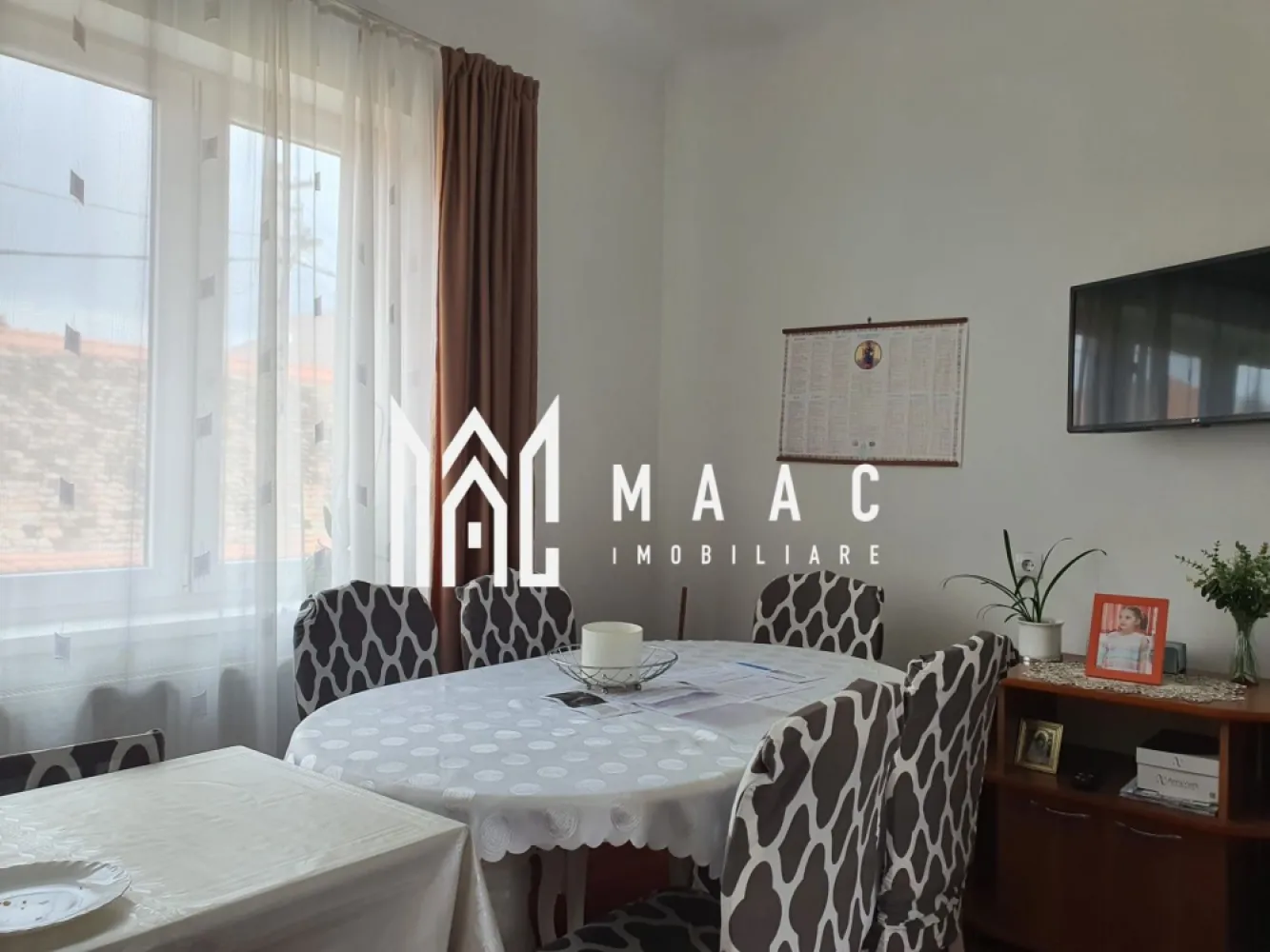 Apartament spațios la casă | Zona istorică – Orașul de Jos - MAAC Imobiliare vă propune spre vânzare un apartament deosebit, situat în centrul istoric al Sibiului, într-o zonă liniștită și plină de farmec – una dintre cele mai căutate zone turistice ale orașului.

Detalii apartament:
Etaj 1, suprafață 106 mp utili
Compartimentare: 3 camere, bucătărie, baie, WC serviciu separat, 2 holuri, cămară
Parchet masiv de stejar – răzuit și lăcuit
Geamuri termopan
Centrală termică proprie și calorifere noi
Instalație electrică complet schimbată (coloană + tablou electric nou, executată cu firmă autorizată)
Interfon

Spații suplimentare:
Curte interioară comună, din care apartamentul deține 105 mp
Acces într-o zonă liniștită și autentică, dar aproape de toate punctele de interes

Avantaje:
Locație premium – în inima centrului istoric
Ideal pentru locuință personală, închiriere clasică sau regim hotelier
Investiție sigură, având în vedere cererea mare în zonă
Proprietatea se află într-o zonă turistică deosebită, foarte aproape de Podul Minciunilor, Piața Mică și principalele atracții ale Sibiului.

📞 Contactează-ne pentru mai multe detalii sau pentru a programa o vizionare, menționați CP2854499!