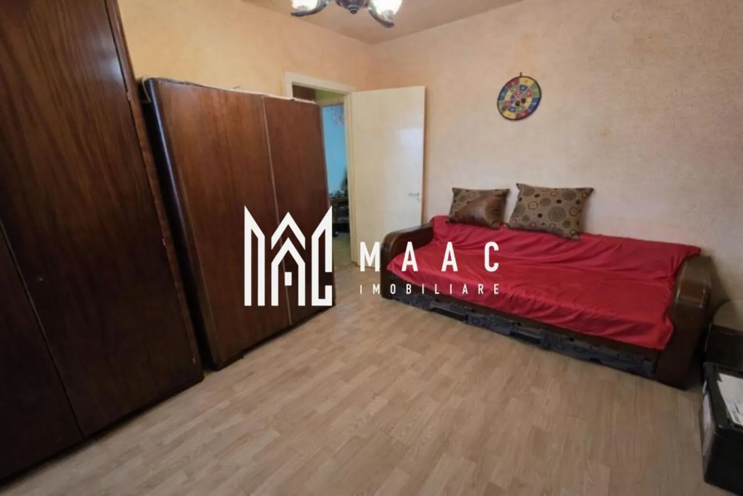 Apartament 2 camere | 44 MPU | Balcon | Terezian - MAAC Imobiliare vă propune spre vânzare un apartament cu 2 camere, zona Terezian – Sibiu Apartamentul este semidecomandat, are o suprafață utilă de 44 mp și este situat într-o zonă liniștită, ferită de aglomerație, cu acces rapid către punctele de interes ale orașului. Proprietatea este pretabilă atât pentru locuit, cât și pentru investiție sigură. Compartimentare: Hol de acces Bucătărie cu ieșire în balcon Debara Living Hol intermediar Dressing Baie cu geam pentru aerisire Dotări și finisaje: Ușă de intrare metalică Uși interioare celulare Tâmplărie PVC cu geam termopan Pereți finisați cu vopsea lavabilă și faianță Pardoseli din parchet și gresie Utilități și facilități: Apartament complet mobilat și utilat Bucătărie mobilată și echipată Centrală termică proprie nouă și calorifere Contorizare separată: apă, gaz, curent electric Bloc izolat termic, prevăzut cu interfon și acoperiș Acces la internet prin fibră optică și CATV Locuri de parcare disponibile pentru vizitatori Electrocasnice incluse: Aragaz Mașină de spălat rufe Frigider cu congelator Cuptor cu microunde TV Avantaje zonă: Zona Terezian oferă acces facil la magazine, școli, transport în comun și alte puncte de interes, fiind o alegere bună pentru închiriere sau locuire pe termen lung. Pentru mai multe detalii precizati telefonic ca ati vazut anuntul cu ID: CP2902873 }}