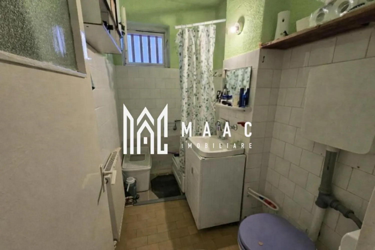 Apartament 2 camere | 44 MPU | Balcon | Terezian - MAAC Imobiliare vă propune spre vânzare un apartament cu 2 camere, zona Terezian – Sibiu Apartamentul este semidecomandat, are o suprafață utilă de 44 mp și este situat într-o zonă liniștită, ferită de aglomerație, cu acces rapid către punctele de interes ale orașului. Proprietatea este pretabilă atât pentru locuit, cât și pentru investiție sigură. Compartimentare: Hol de acces Bucătărie cu ieșire în balcon Debara Living Hol intermediar Dressing Baie cu geam pentru aerisire Dotări și finisaje: Ușă de intrare metalică Uși interioare celulare Tâmplărie PVC cu geam termopan Pereți finisați cu vopsea lavabilă și faianță Pardoseli din parchet și gresie Utilități și facilități: Apartament complet mobilat și utilat Bucătărie mobilată și echipată Centrală termică proprie nouă și calorifere Contorizare separată: apă, gaz, curent electric Bloc izolat termic, prevăzut cu interfon și acoperiș Acces la internet prin fibră optică și CATV Locuri de parcare disponibile pentru vizitatori Electrocasnice incluse: Aragaz Mașină de spălat rufe Frigider cu congelator Cuptor cu microunde TV Avantaje zonă: Zona Terezian oferă acces facil la magazine, școli, transport în comun și alte puncte de interes, fiind o alegere bună pentru închiriere sau locuire pe termen lung. Pentru mai multe detalii precizati telefonic ca ati vazut anuntul cu ID: CP2902873 }}