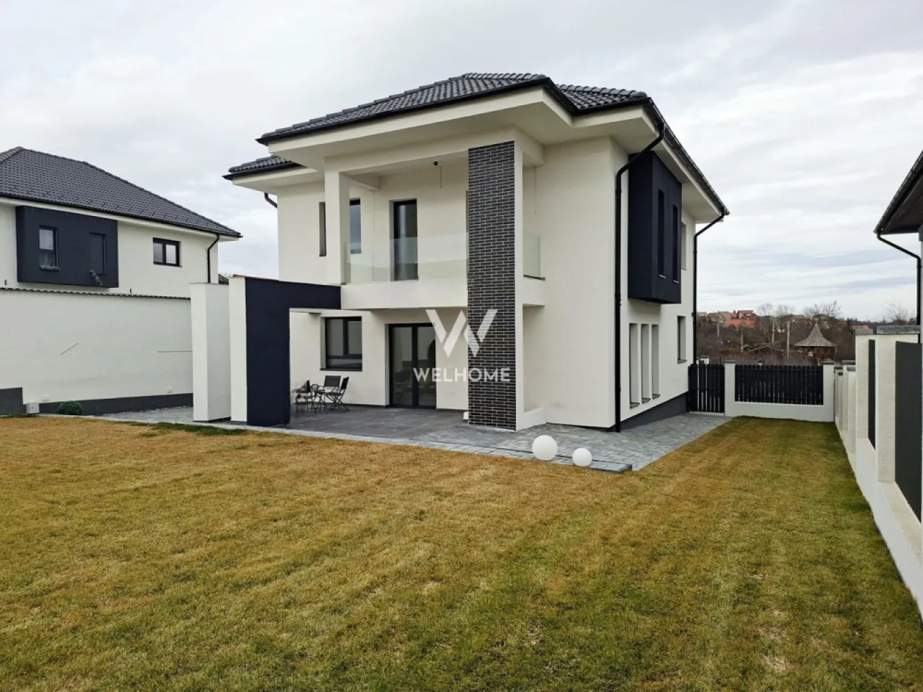 Casă individuală P+E+Pod, 205 mp utili, Curte 380 mp, Pompă de căldura - Vă propunem spre vânzare o casă individuală, cu regim de înălțime P+E+Pod, având o suprafață utilă de 205 mp, la care se adaugă 40 mp spații de depozitare, 25 mp terase și o curte de 380 mp. Proprietatea dispune de 3 locuri de parcare, dintre care unul acoperit. Compartimentare: Parter: hol dormitor baie living bucătărie cameră tehnică spațiu de depozitare Etaj: hol baie 3 dormitoare dressing Pod: 40 mp spațiu locuibil 40 mp spații de depozitare Imobilul se predă exact ca în fotografii: interior la alb, băi și exterior la cheie Casa este dotată cu încălzire în pardoseală pe toate cele 3 niveluri, încălzirea fiind asigurată de pompă de căldură. Proprietatea este intabulată și are termen de predare imediat. Pret:350.000 euro info 0740154900 }}