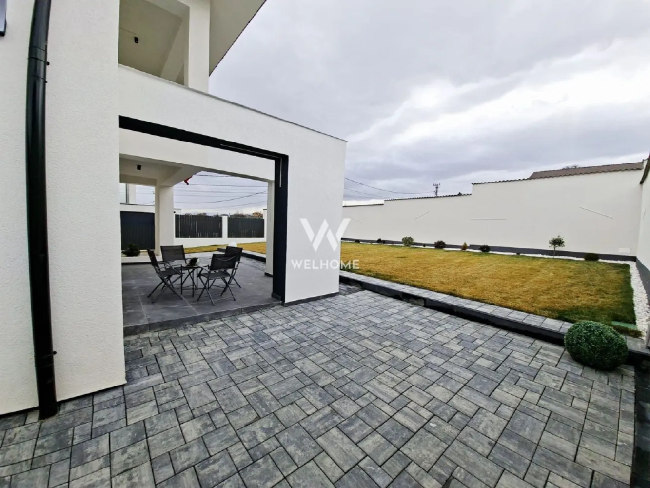 Casă individuală P+E+Pod, 205 mp utili, Curte 380 mp, Pompă de căldura - Vă propunem spre vânzare o casă individuală, cu regim de înălțime P+E+Pod, având o suprafață utilă de 205 mp, la care se adaugă 40 mp spații de depozitare, 25 mp terase și o curte de 380 mp. Proprietatea dispune de 3 locuri de parcare, dintre care unul acoperit. Compartimentare: Parter: hol dormitor baie living bucătărie cameră tehnică spațiu de depozitare Etaj: hol baie 3 dormitoare dressing Pod: 40 mp spațiu locuibil 40 mp spații de depozitare Imobilul se predă exact ca în fotografii: interior la alb, băi și exterior la cheie Casa este dotată cu încălzire în pardoseală pe toate cele 3 niveluri, încălzirea fiind asigurată de pompă de căldură. Proprietatea este intabulată și are termen de predare imediat. Pret:350.000 euro info 0740154900 }}