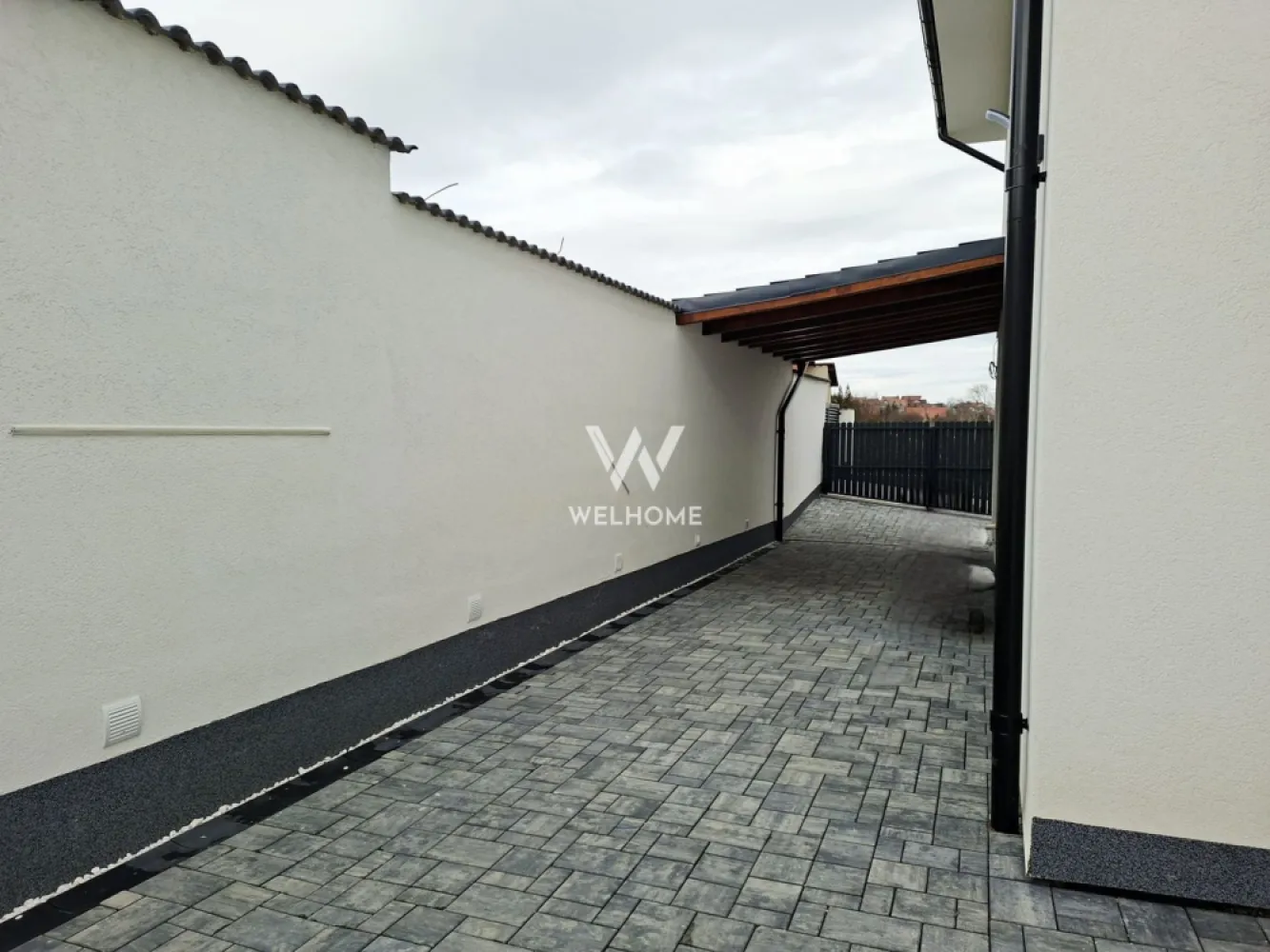 Casă individuală P+E+Pod, 205 mp utili, Curte 380 mp, Pompă de căldura - Vă propunem spre vânzare o casă individuală, cu regim de înălțime P+E+Pod, având o suprafață utilă de 205 mp, la care se adaugă 40 mp spații de depozitare, 25 mp terase și o curte de 380 mp. Proprietatea dispune de 3 locuri de parcare, dintre care unul acoperit. Compartimentare: Parter: hol dormitor baie living bucătărie cameră tehnică spațiu de depozitare Etaj: hol baie 3 dormitoare dressing Pod: 40 mp spațiu locuibil 40 mp spații de depozitare Imobilul se predă exact ca în fotografii: interior la alb, băi și exterior la cheie Casa este dotată cu încălzire în pardoseală pe toate cele 3 niveluri, încălzirea fiind asigurată de pompă de căldură. Proprietatea este intabulată și are termen de predare imediat. Pret:350.000 euro info 0740154900 }}