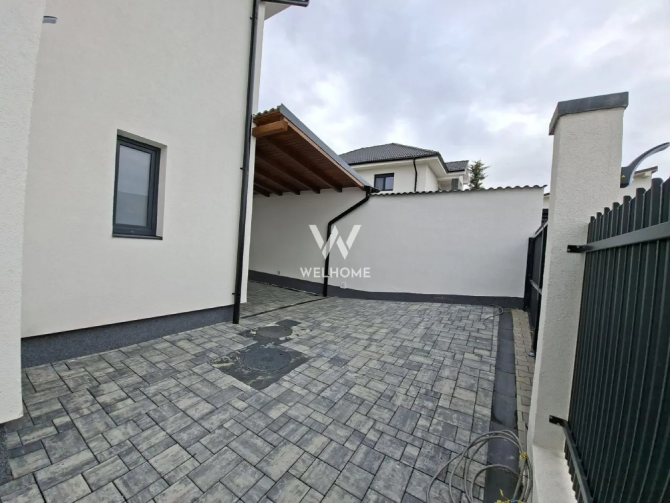 Casă individuală P+E+Pod, 205 mp utili, Curte 380 mp, Pompă de căldura - Vă propunem spre vânzare o casă individuală, cu regim de înălțime P+E+Pod, având o suprafață utilă de 205 mp, la care se adaugă 40 mp spații de depozitare, 25 mp terase și o curte de 380 mp. Proprietatea dispune de 3 locuri de parcare, dintre care unul acoperit. Compartimentare: Parter: hol dormitor baie living bucătărie cameră tehnică spațiu de depozitare Etaj: hol baie 3 dormitoare dressing Pod: 40 mp spațiu locuibil 40 mp spații de depozitare Imobilul se predă exact ca în fotografii: interior la alb, băi și exterior la cheie Casa este dotată cu încălzire în pardoseală pe toate cele 3 niveluri, încălzirea fiind asigurată de pompă de căldură. Proprietatea este intabulată și are termen de predare imediat. Pret:350.000 euro info 0740154900 }}