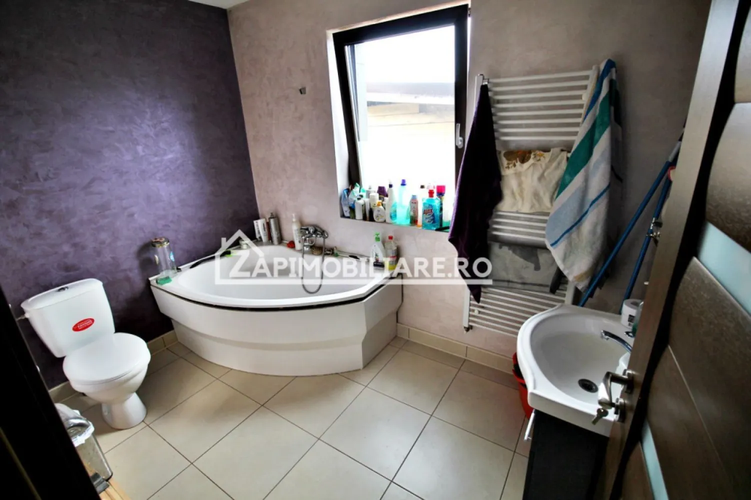 Casa 5 camere,250 mp,660 mp teren, cartier 7 Noiembrie,zona Sudului, - Contact 0774048706.Bogdan
De vânzare casă, singur în curte 5 camere situată în Sângeorgiu de Mureș,zona Sudului vizavi de Spitalul Județean ……, suprafața utilă de 170 mp amplasată pe un teren cu suprafața de 660 mp, cu o deschidere la drum de 15 ml.
Compartimentare:
- la parter: 1 living, 1 bucătărie, 3 băi, 2 dormitoare, 1 dresing, 1 cămară,1 terasă acoperită
- la etaj: 2 dormitoare, 2 băi, 1 terasă acoperită

Detalii
- termo șemineu
- centrală termică, calorifere, geamuri tripan cu 7 camere, 
- fundația casei are o adâncime de 1 m, pereții sunt din cărămidă, acoperișul de țiglă, izolată cu polistiren de 10 cm.

- anul construcției 2016

Utilitați:
- curent, apă, gaz, fosă septică.

Casa se vinde cu parterul la cheie și etajul semifinisat , la prețul de 225.000 Euro negociabil. Comision ZERO!
Contact 0774048706.Bogdan
Daca vă place această ofertă sau pentru alte informații sunați la numărul de contact din anunț! 
Compania Zap Imobiliare vă pune la dispoziție toate actele și documentele necesare alături de asistență și consiliere permanentă până la finalizarea achiziției imobiliare. 
Ne dorim să îți oferim cea mai plăcută experiență, îndeplinim vise cu pereți!