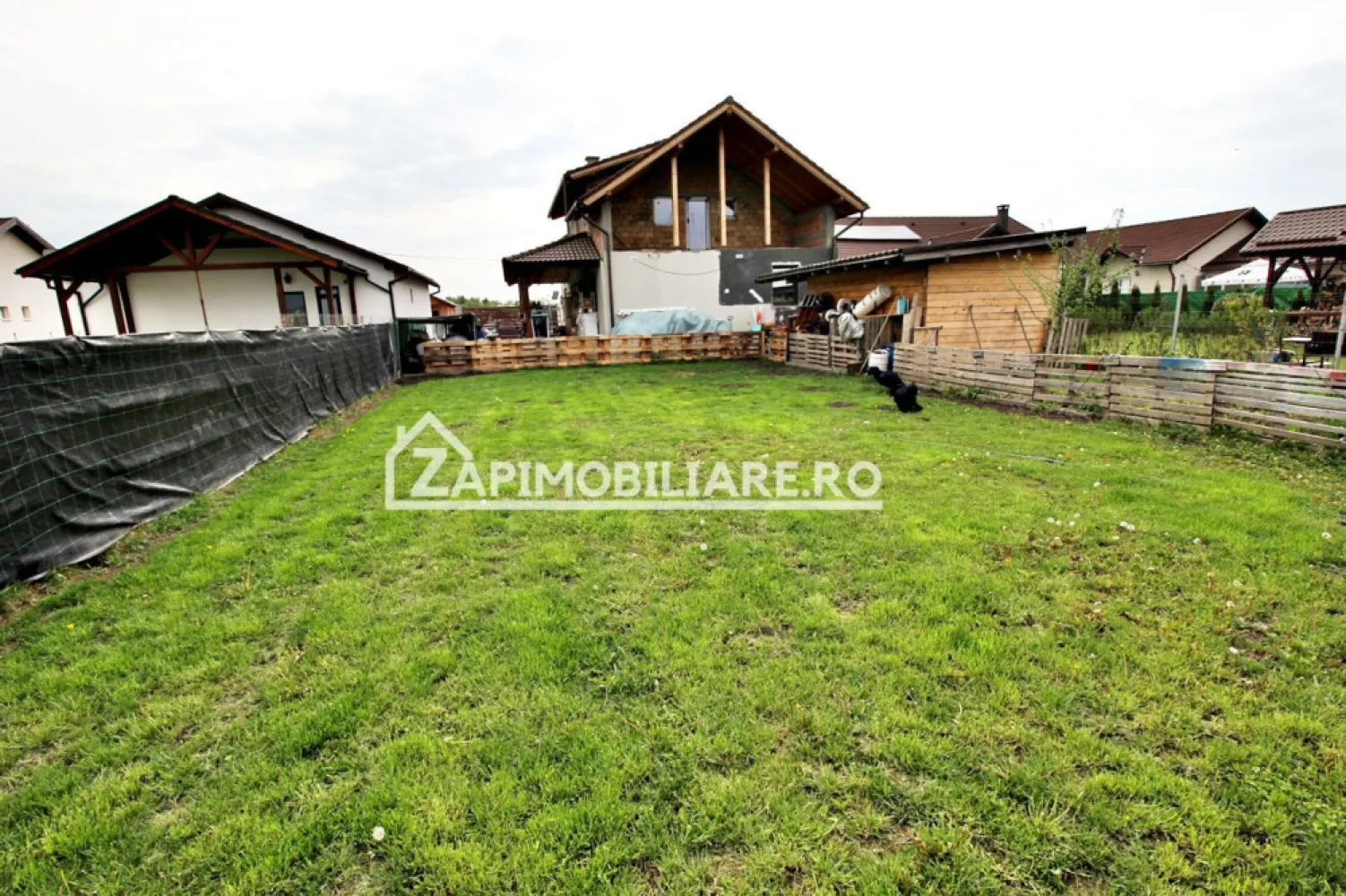Casa 5 camere,250 mp,660 mp teren, cartier 7 Noiembrie,zona Sudului, - Contact 0774048706.Bogdan
De vânzare casă, singur în curte 5 camere situată în Sângeorgiu de Mureș,zona Sudului vizavi de Spitalul Județean ……, suprafața utilă de 170 mp amplasată pe un teren cu suprafața de 660 mp, cu o deschidere la drum de 15 ml.
Compartimentare:
- la parter: 1 living, 1 bucătărie, 3 băi, 2 dormitoare, 1 dresing, 1 cămară,1 terasă acoperită
- la etaj: 2 dormitoare, 2 băi, 1 terasă acoperită

Detalii
- termo șemineu
- centrală termică, calorifere, geamuri tripan cu 7 camere, 
- fundația casei are o adâncime de 1 m, pereții sunt din cărămidă, acoperișul de țiglă, izolată cu polistiren de 10 cm.

- anul construcției 2016

Utilitați:
- curent, apă, gaz, fosă septică.

Casa se vinde cu parterul la cheie și etajul semifinisat , la prețul de 225.000 Euro negociabil. Comision ZERO!
Contact 0774048706.Bogdan
Daca vă place această ofertă sau pentru alte informații sunați la numărul de contact din anunț! 
Compania Zap Imobiliare vă pune la dispoziție toate actele și documentele necesare alături de asistență și consiliere permanentă până la finalizarea achiziției imobiliare. 
Ne dorim să îți oferim cea mai plăcută experiență, îndeplinim vise cu pereți!