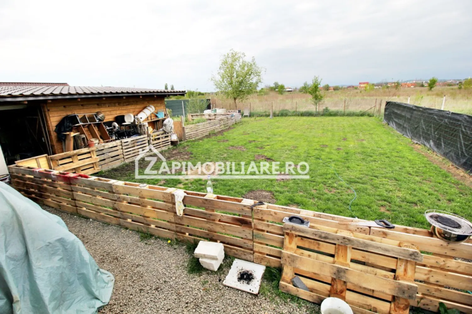 Casa 5 camere,250 mp,660 mp teren, cartier 7 Noiembrie,zona Sudului, - Contact 0774048706.Bogdan
De vânzare casă, singur în curte 5 camere situată în Sângeorgiu de Mureș,zona Sudului vizavi de Spitalul Județean ……, suprafața utilă de 170 mp amplasată pe un teren cu suprafața de 660 mp, cu o deschidere la drum de 15 ml.
Compartimentare:
- la parter: 1 living, 1 bucătărie, 3 băi, 2 dormitoare, 1 dresing, 1 cămară,1 terasă acoperită
- la etaj: 2 dormitoare, 2 băi, 1 terasă acoperită

Detalii
- termo șemineu
- centrală termică, calorifere, geamuri tripan cu 7 camere, 
- fundația casei are o adâncime de 1 m, pereții sunt din cărămidă, acoperișul de țiglă, izolată cu polistiren de 10 cm.

- anul construcției 2016

Utilitați:
- curent, apă, gaz, fosă septică.

Casa se vinde cu parterul la cheie și etajul semifinisat , la prețul de 225.000 Euro negociabil. Comision ZERO!
Contact 0774048706.Bogdan
Daca vă place această ofertă sau pentru alte informații sunați la numărul de contact din anunț! 
Compania Zap Imobiliare vă pune la dispoziție toate actele și documentele necesare alături de asistență și consiliere permanentă până la finalizarea achiziției imobiliare. 
Ne dorim să îți oferim cea mai plăcută experiență, îndeplinim vise cu pereți!