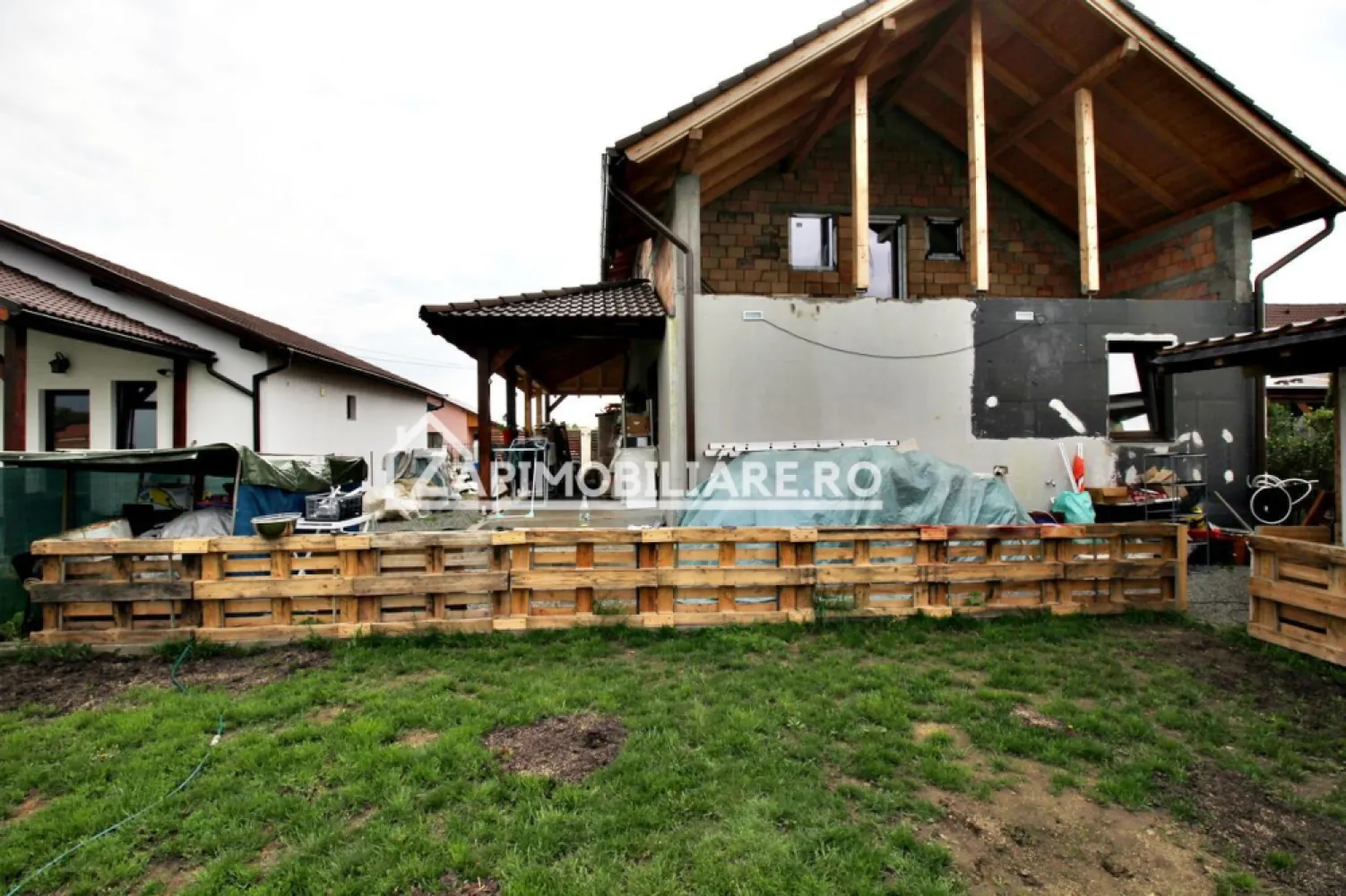 Casa 5 camere,250 mp,660 mp teren, cartier 7 Noiembrie,zona Sudului, - Contact 0774048706.Bogdan
De vânzare casă, singur în curte 5 camere situată în Sângeorgiu de Mureș,zona Sudului vizavi de Spitalul Județean ……, suprafața utilă de 170 mp amplasată pe un teren cu suprafața de 660 mp, cu o deschidere la drum de 15 ml.
Compartimentare:
- la parter: 1 living, 1 bucătărie, 3 băi, 2 dormitoare, 1 dresing, 1 cămară,1 terasă acoperită
- la etaj: 2 dormitoare, 2 băi, 1 terasă acoperită

Detalii
- termo șemineu
- centrală termică, calorifere, geamuri tripan cu 7 camere, 
- fundația casei are o adâncime de 1 m, pereții sunt din cărămidă, acoperișul de țiglă, izolată cu polistiren de 10 cm.

- anul construcției 2016

Utilitați:
- curent, apă, gaz, fosă septică.

Casa se vinde cu parterul la cheie și etajul semifinisat , la prețul de 225.000 Euro negociabil. Comision ZERO!
Contact 0774048706.Bogdan
Daca vă place această ofertă sau pentru alte informații sunați la numărul de contact din anunț! 
Compania Zap Imobiliare vă pune la dispoziție toate actele și documentele necesare alături de asistență și consiliere permanentă până la finalizarea achiziției imobiliare. 
Ne dorim să îți oferim cea mai plăcută experiență, îndeplinim vise cu pereți!
