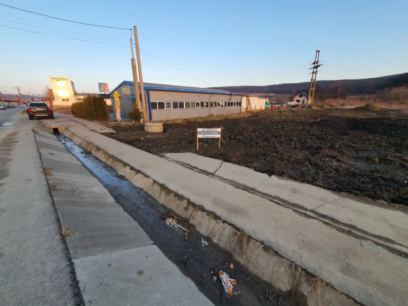 Teren 6000 mp, intravilan, Târgu Mureș - De vânzare 6.000 mp. de teren în Târgu Mureș, strada Livezeni , cu deschidere de 60 m la șosea,utilități aproape.zona foarte frumoasa și buna pentru. construcții case , apartamente, birouri, hală,spații comerciale , benzinărie . preț 200 euro mp. 
- Posibilitate de parcelare
 Dacă vă place această ofertă - sau pentru alte informații sunați la numărul de contact din anunț! 0774048706 Bogdan
Compania Zap Imobiliare vă pune la dispoziție toate informațiile, actele și documentele necesare alături de asistență și consiliere permanentă până la finalizarea achiziției imobiliare. Ne dorim să îți oferim cea mai plăcută experiență.