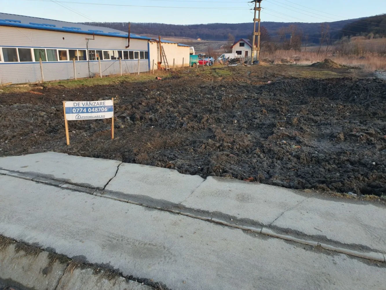 Teren 6000 mp, intravilan, Târgu Mureș - De vânzare 6.000 mp. de teren în Târgu Mureș, strada Livezeni , cu deschidere de 60 m la șosea,utilități aproape.zona foarte frumoasa și buna pentru. construcții case , apartamente, birouri, hală,spații comerciale , benzinărie . preț 200 euro mp. 
- Posibilitate de parcelare
 Dacă vă place această ofertă - sau pentru alte informații sunați la numărul de contact din anunț! 0774048706 Bogdan
Compania Zap Imobiliare vă pune la dispoziție toate informațiile, actele și documentele necesare alături de asistență și consiliere permanentă până la finalizarea achiziției imobiliare. Ne dorim să îți oferim cea mai plăcută experiență.
