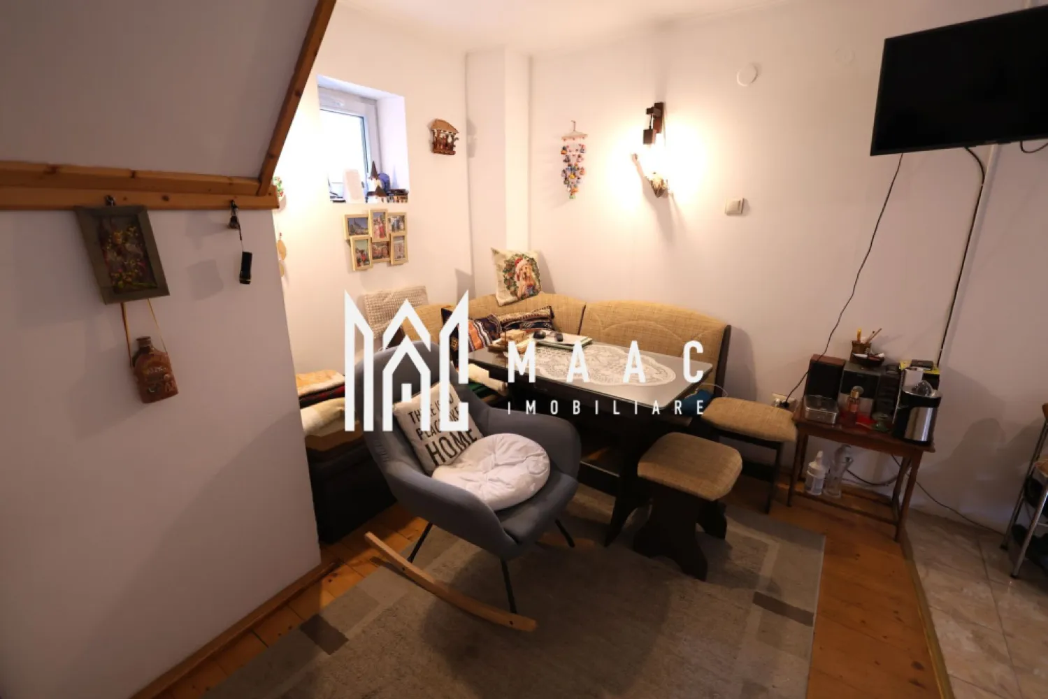 Casa 4 camere I Garaj I Pivnita I Zona Promenada Mall - MAAC IMOBILIARE propune atentiei dumneavoastra o proprietate individuala, cu 4 camere, situata in Lazaret, pe o strada linistita. Casa, amplasata la strada, este alcatuita din două corpuri de clădire, curte individuală, cu acces auto, filigorie, garaj si pivnita. Imobilul principal, construit în anii ’50, cu parter inalt, solid și bine compartimentat este format din living cu iesire in balcon, vedere spre curtea interioara, bucătărie inchisa, camara cu aerisire, doua dormitoare cu vedere la strada, baie cu vana, spatiu pentru masina de spalat rufe, hol de acces ce decomandeaza toate incaperile. La intrare, usa dubla, din lemn. Corpul de cladire secundar, construit în 2011, mai modern, are bucătărie deschisa si dining la parter si dormitor, baie cu cabina de dus si geam de aerisire-la etaj. Casa este solida, bine intretinuta, partea mai veche partial renovata, pivnita uscata, cu aerisire, garajul- generos. Intre niveluri-placa de beton. Incalzirea se face cu 2 centrale pe gaz (fiecare aferenta unuia din imobile) si calorifere. In living exista si o soba frumoasa conectata la gaz. Curtea - pavata, adaposteste o filigorie cocheta. Proprietatea are un potential remarcabil, atat ca rezidenta cat si ca investitie, putand functiona, dupa modernizare, in regim hotelier sau pentru inchiriere pe termen lung. Zona-de case, linistita, foarte aproape de centrele comerciale de la Balanta si de Promenada Mall. Pentru mai multe detalii precizati telefonic ca ati vazut anuntul cu ID: CP2894033 }}