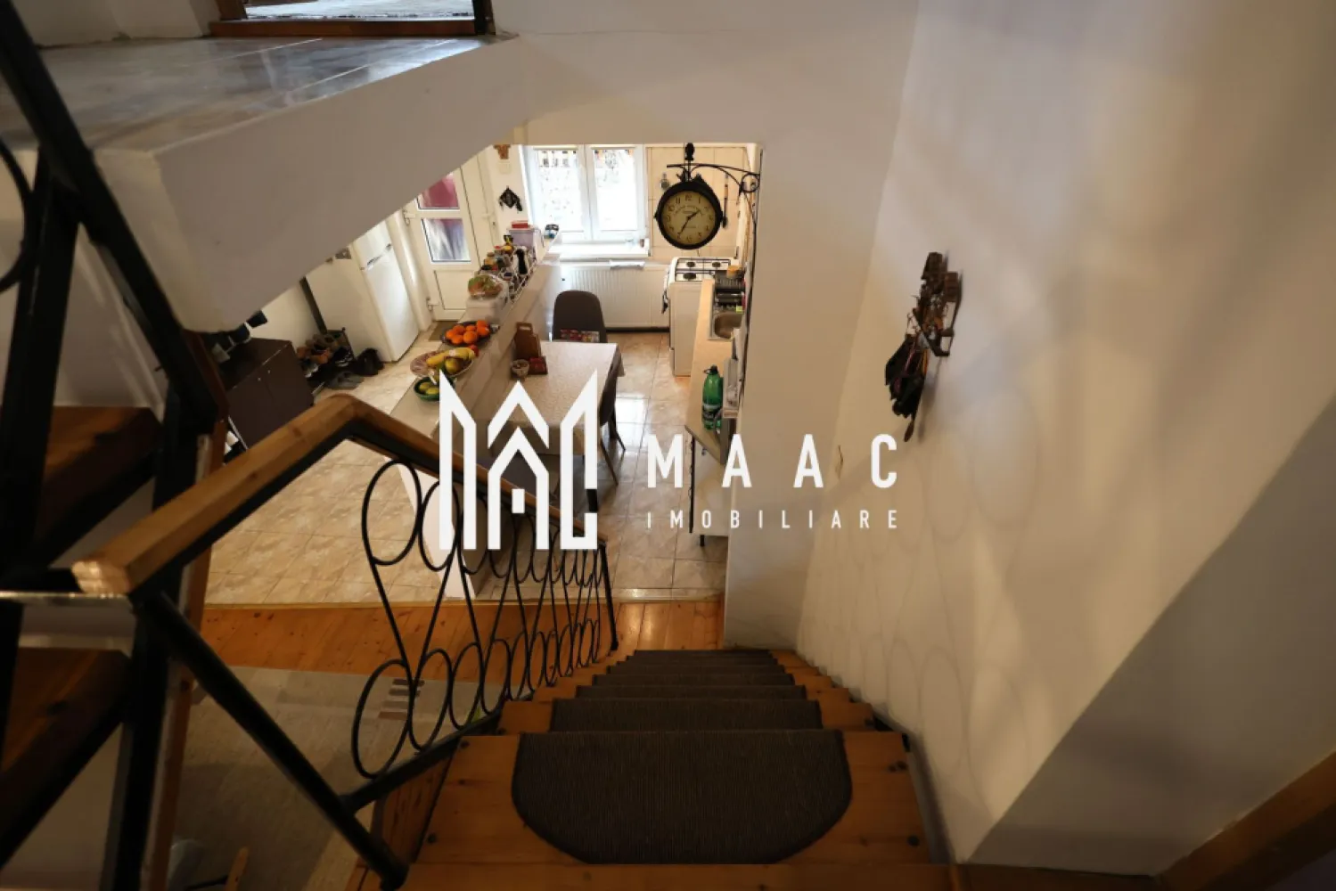 Casa 4 camere I Garaj I Pivnita I Zona Promenada Mall - MAAC IMOBILIARE propune atentiei dumneavoastra o proprietate individuala, cu 4 camere, situata in Lazaret, pe o strada linistita. Casa, amplasata la strada, este alcatuita din două corpuri de clădire, curte individuală, cu acces auto, filigorie, garaj si pivnita. Imobilul principal, construit în anii ’50, cu parter inalt, solid și bine compartimentat este format din living cu iesire in balcon, vedere spre curtea interioara, bucătărie inchisa, camara cu aerisire, doua dormitoare cu vedere la strada, baie cu vana, spatiu pentru masina de spalat rufe, hol de acces ce decomandeaza toate incaperile. La intrare, usa dubla, din lemn. Corpul de cladire secundar, construit în 2011, mai modern, are bucătărie deschisa si dining la parter si dormitor, baie cu cabina de dus si geam de aerisire-la etaj. Casa este solida, bine intretinuta, partea mai veche partial renovata, pivnita uscata, cu aerisire, garajul- generos. Intre niveluri-placa de beton. Incalzirea se face cu 2 centrale pe gaz (fiecare aferenta unuia din imobile) si calorifere. In living exista si o soba frumoasa conectata la gaz. Curtea - pavata, adaposteste o filigorie cocheta. Proprietatea are un potential remarcabil, atat ca rezidenta cat si ca investitie, putand functiona, dupa modernizare, in regim hotelier sau pentru inchiriere pe termen lung. Zona-de case, linistita, foarte aproape de centrele comerciale de la Balanta si de Promenada Mall. Pentru mai multe detalii precizati telefonic ca ati vazut anuntul cu ID: CP2894033 }}