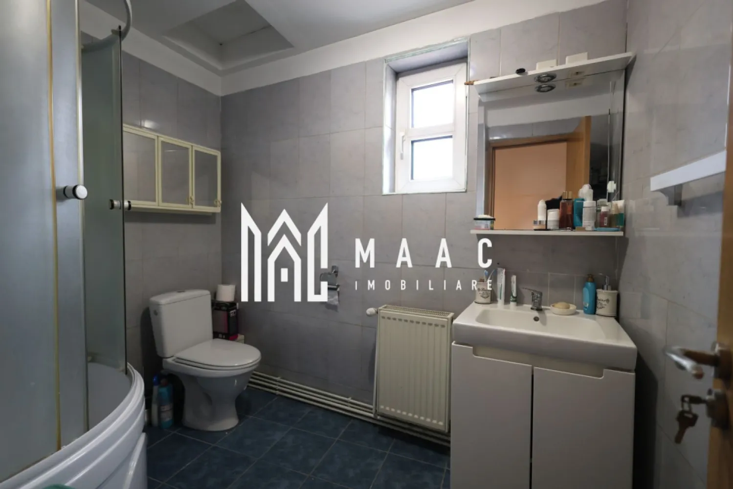 Casa 4 camere I Garaj I Pivnita I Zona Promenada Mall - MAAC IMOBILIARE propune atentiei dumneavoastra o proprietate individuala, cu 4 camere, situata in Lazaret, pe o strada linistita. Casa, amplasata la strada, este alcatuita din două corpuri de clădire, curte individuală, cu acces auto, filigorie, garaj si pivnita. Imobilul principal, construit în anii ’50, cu parter inalt, solid și bine compartimentat este format din living cu iesire in balcon, vedere spre curtea interioara, bucătărie inchisa, camara cu aerisire, doua dormitoare cu vedere la strada, baie cu vana, spatiu pentru masina de spalat rufe, hol de acces ce decomandeaza toate incaperile. La intrare, usa dubla, din lemn. Corpul de cladire secundar, construit în 2011, mai modern, are bucătărie deschisa si dining la parter si dormitor, baie cu cabina de dus si geam de aerisire-la etaj. Casa este solida, bine intretinuta, partea mai veche partial renovata, pivnita uscata, cu aerisire, garajul- generos. Intre niveluri-placa de beton. Incalzirea se face cu 2 centrale pe gaz (fiecare aferenta unuia din imobile) si calorifere. In living exista si o soba frumoasa conectata la gaz. Curtea - pavata, adaposteste o filigorie cocheta. Proprietatea are un potential remarcabil, atat ca rezidenta cat si ca investitie, putand functiona, dupa modernizare, in regim hotelier sau pentru inchiriere pe termen lung. Zona-de case, linistita, foarte aproape de centrele comerciale de la Balanta si de Promenada Mall. Pentru mai multe detalii precizati telefonic ca ati vazut anuntul cu ID: CP2894033 }}