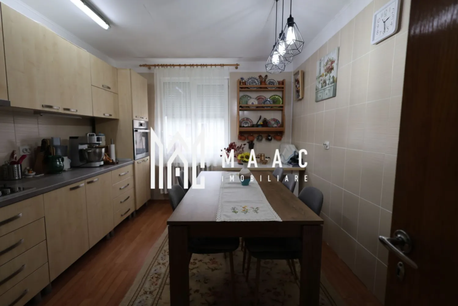 Casa 4 camere I Garaj I Pivnita I Zona Promenada Mall - MAAC IMOBILIARE propune atentiei dumneavoastra o proprietate individuala, cu 4 camere, situata in Lazaret, pe o strada linistita. Casa, amplasata la strada, este alcatuita din două corpuri de clădire, curte individuală, cu acces auto, filigorie, garaj si pivnita. Imobilul principal, construit în anii ’50, cu parter inalt, solid și bine compartimentat este format din living cu iesire in balcon, vedere spre curtea interioara, bucătărie inchisa, camara cu aerisire, doua dormitoare cu vedere la strada, baie cu vana, spatiu pentru masina de spalat rufe, hol de acces ce decomandeaza toate incaperile. La intrare, usa dubla, din lemn. Corpul de cladire secundar, construit în 2011, mai modern, are bucătărie deschisa si dining la parter si dormitor, baie cu cabina de dus si geam de aerisire-la etaj. Casa este solida, bine intretinuta, partea mai veche partial renovata, pivnita uscata, cu aerisire, garajul- generos. Intre niveluri-placa de beton. Incalzirea se face cu 2 centrale pe gaz (fiecare aferenta unuia din imobile) si calorifere. In living exista si o soba frumoasa conectata la gaz. Curtea - pavata, adaposteste o filigorie cocheta. Proprietatea are un potential remarcabil, atat ca rezidenta cat si ca investitie, putand functiona, dupa modernizare, in regim hotelier sau pentru inchiriere pe termen lung. Zona-de case, linistita, foarte aproape de centrele comerciale de la Balanta si de Promenada Mall. Pentru mai multe detalii precizati telefonic ca ati vazut anuntul cu ID: CP2894033 }}