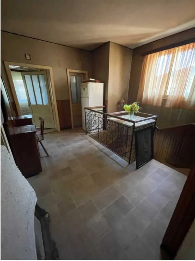 BRASADAS vinde casa 3 cam zona 14 Mai. - Agenția imobiliara BRASADAS vinde casa familiala de vanzare cu etaj,doua bai,garaj,pivnita,curte mica si cu incalzire centrala. 
In apropiere se afla un cabinet medical,scoala,magazine si o statie de autobuz.
www.brasadas.com.
