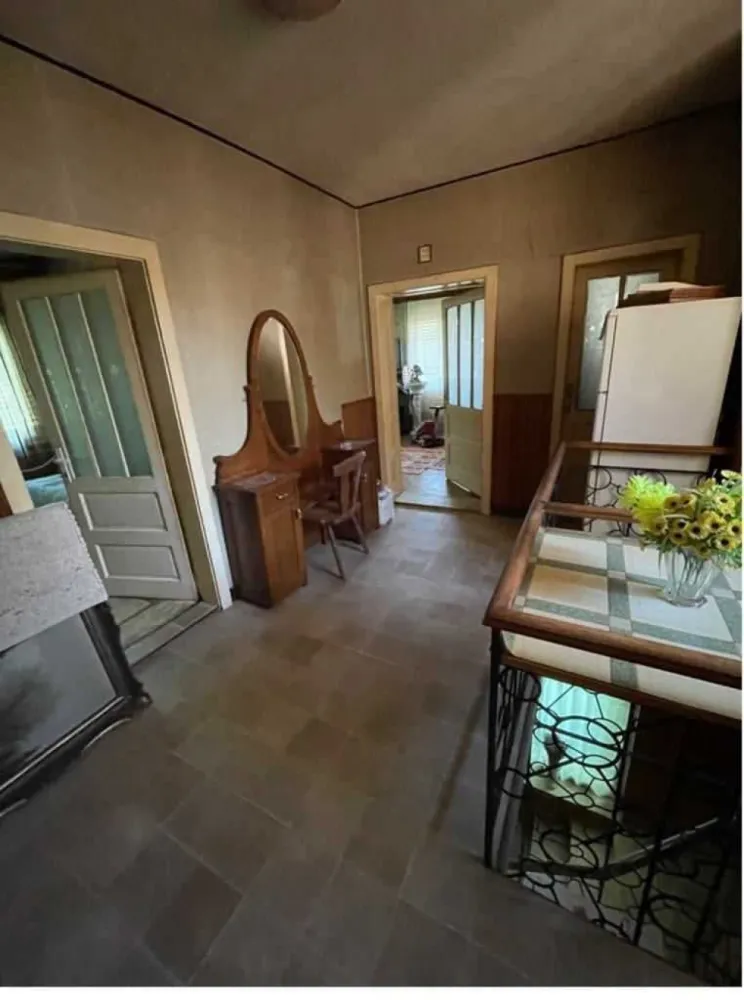 BRASADAS vinde casa 3 cam zona 14 Mai. - Agenția imobiliara BRASADAS vinde casa familiala de vanzare cu etaj,doua bai,garaj,pivnita,curte mica si cu incalzire centrala. 
In apropiere se afla un cabinet medical,scoala,magazine si o statie de autobuz.
www.brasadas.com.