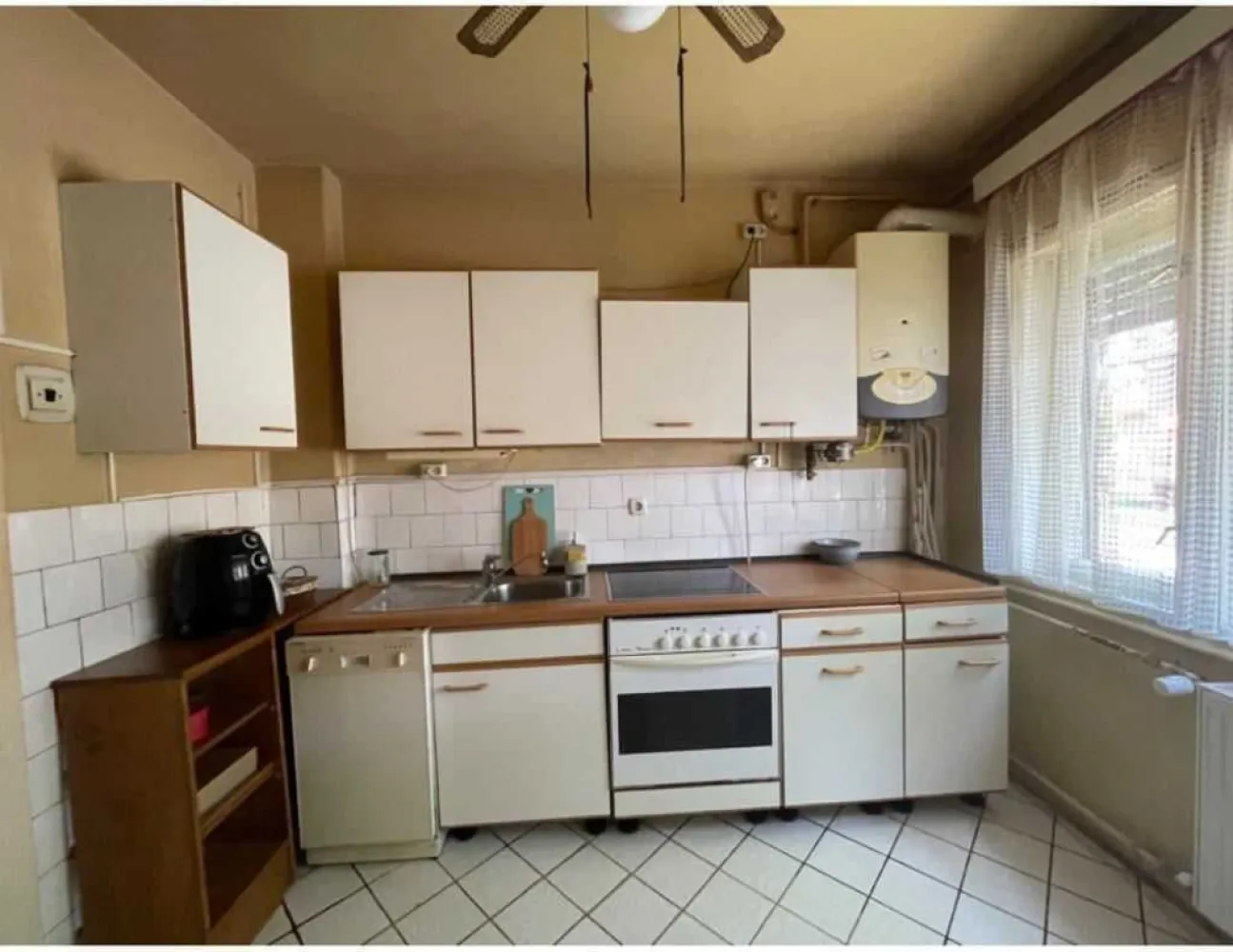 BRASADAS vinde casa 3 cam zona 14 Mai. - Agenția imobiliara BRASADAS vinde casa familiala de vanzare cu etaj,doua bai,garaj,pivnita,curte mica si cu incalzire centrala. 
In apropiere se afla un cabinet medical,scoala,magazine si o statie de autobuz.
www.brasadas.com.
