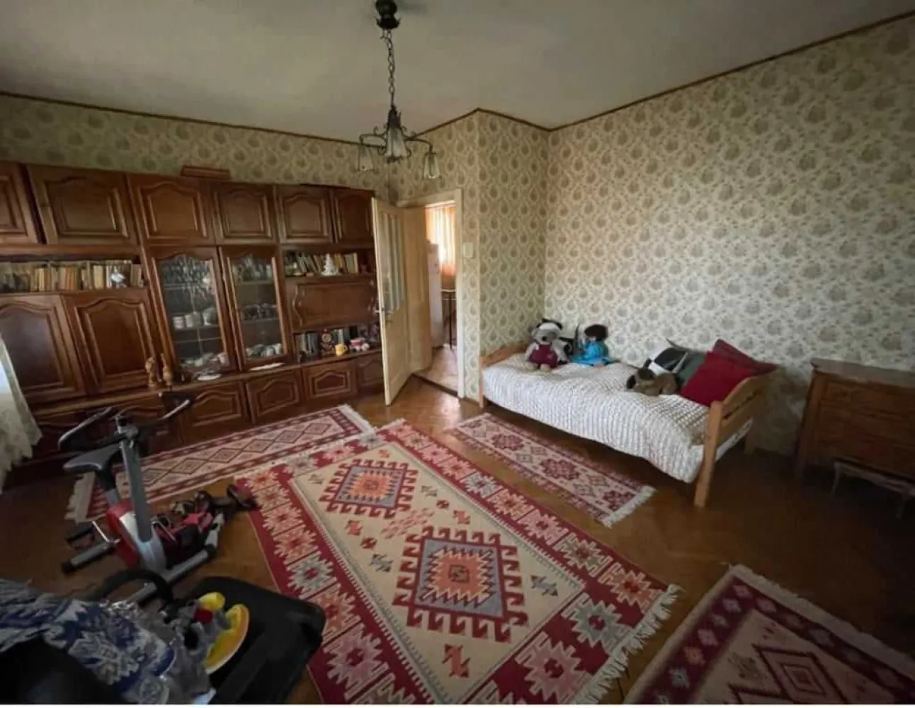BRASADAS vinde casa 3 cam zona 14 Mai. - Agenția imobiliara BRASADAS vinde casa familiala de vanzare cu etaj,doua bai,garaj,pivnita,curte mica si cu incalzire centrala. 
In apropiere se afla un cabinet medical,scoala,magazine si o statie de autobuz.
www.brasadas.com.
