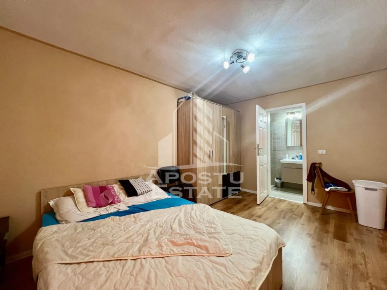 Jumatate de duplex de vanzare cu 6 camere in Mosnita Noua, Timisoara - Agentia imobiliara Apostu Estate va propune spre vanzare o jumatate de duplex cu 6 camere, situata in Timis, Mosnita Noua.

Imobilul este construit din caramida, avand un regim de inaltime S+P+1E+M+Pod si o suprafata utila de 173,5 mp. Proprietatea beneficiaza de front stradal de 17 ml, acces auto si garaj cu intrare in pivnita.

Confortul termic este asigurat de centrala proprie pe gaz cu incalzire in pardoseala. Imobilul este racordat la toate utilitatile: curent (inclusiv trifazic), gaz, apa, canalizare si fosa septica.

Compartimentare:

Parter:
 • Hol acces cu spatiu de depozitare sub scari
 • Living generos cu iesire pe terasa
 • Bucatarie inchisa cu iesire pe terasa
 • Baie de serviciu

Etaj:
 • Dormitor matrimonial cu baie proprie si balcon
 • Dormitor cu baie proprie
 • Zona secundara de zi
 • Dressing

Mansarda:
 • 2 dormitoare
 • Baie

Proprietatea se poate vinde mobilata si utilata sau nemobilata, in functie de preferinte.

Imobilul este situat in vecinatatea mai multor puncte de interes:
 • Magazine si supermarketuri
 • Mijloace de transport in comun
 • Acces facil catre Timisoara

Agentia imobiliara Apostu Estate va ofera consultanta bancara gratuita prin intermediul colaboratorilor nostri pentru alegerea celui mai potrivit tip de credit, astfel incat tu sa devi noul proprietar al acestui apartament.
CP2064212