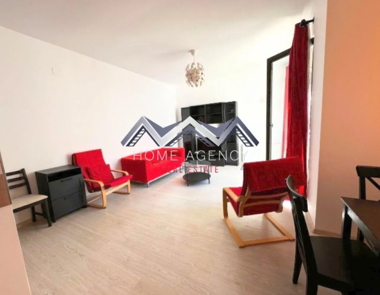 Apartament 2 camere Otopeni | mobilat, utilat, parcare | bloc cu lift - Vă propunem, spre vânzare, un apartament cu 2 camere, situat într-un imobil nou (2015), cu regim de înălțime D+P+4, dotat cu lift și poziționat într-o zonă centrală și extrem de accesibilă din Otopeni. Proprietatea se remarcă prin compartimentarea inteligentă și luminozitatea naturală ce conferă confort și funcționalitate la cele mai înalte standarde.

Zona de zi este spațioasă și primitoare, fiind concepută sub forma unui living cu bucătărie open-space, care poate fi închisă, în funcție de preferințele viitorului proprietar. Din living se face accesul către balconul deschis, cu o suprafață de 3,58 mp – un loc ideal pentru relaxare sau pentru a savura cafeaua de dimineață în aer liber.

Dormitorul este generos și bine proporționat, oferind spațiu suficient pentru mobilier și un ambient liniștit, perfect pentru odihnă. Baia este dotată cu cadă și beneficiază de geam pentru lumină naturală și ventilație, un detaliu care adaugă un plus de confort și rafinament.

Apartamentul se vinde complet mobilat și utilat, dispunând de centrală termică proprie, mobilier modern în living și dormitor, precum și toate dotările necesare pentru mutare imediată.

Un alt avantaj important îl reprezintă locul de parcare inclus în preț.

Localizarea este unul dintre punctele forte ale proprietății. Imobilul se află în noul centru al orașului Otopeni, într-o zonă liniștită, dar cu acces facil către toate punctele de interes: supermarketuri (Penny la 2 minute de mers pe jos), restaurante, piață, instituții de învățământ și zone comerciale. Transportul public este la îndemână – o stație de autobuz se află chiar în fața blocului, asigurând conexiune rapidă cu restul orașului și cu Bucureștiul.

Acest apartament este alegerea ideală pentru cei care își doresc un spațiu modern, complet echipat, într-o locație excelentă, dar și pentru investitori care caută o proprietate cu randament bun la închiriere (minim 450 euro/luna pe termen lung).

📞 Contactează-ne chiar astăzi pentru mai multe detalii și pentru a programa o vizionare alături de echipa noastră de vânzări!