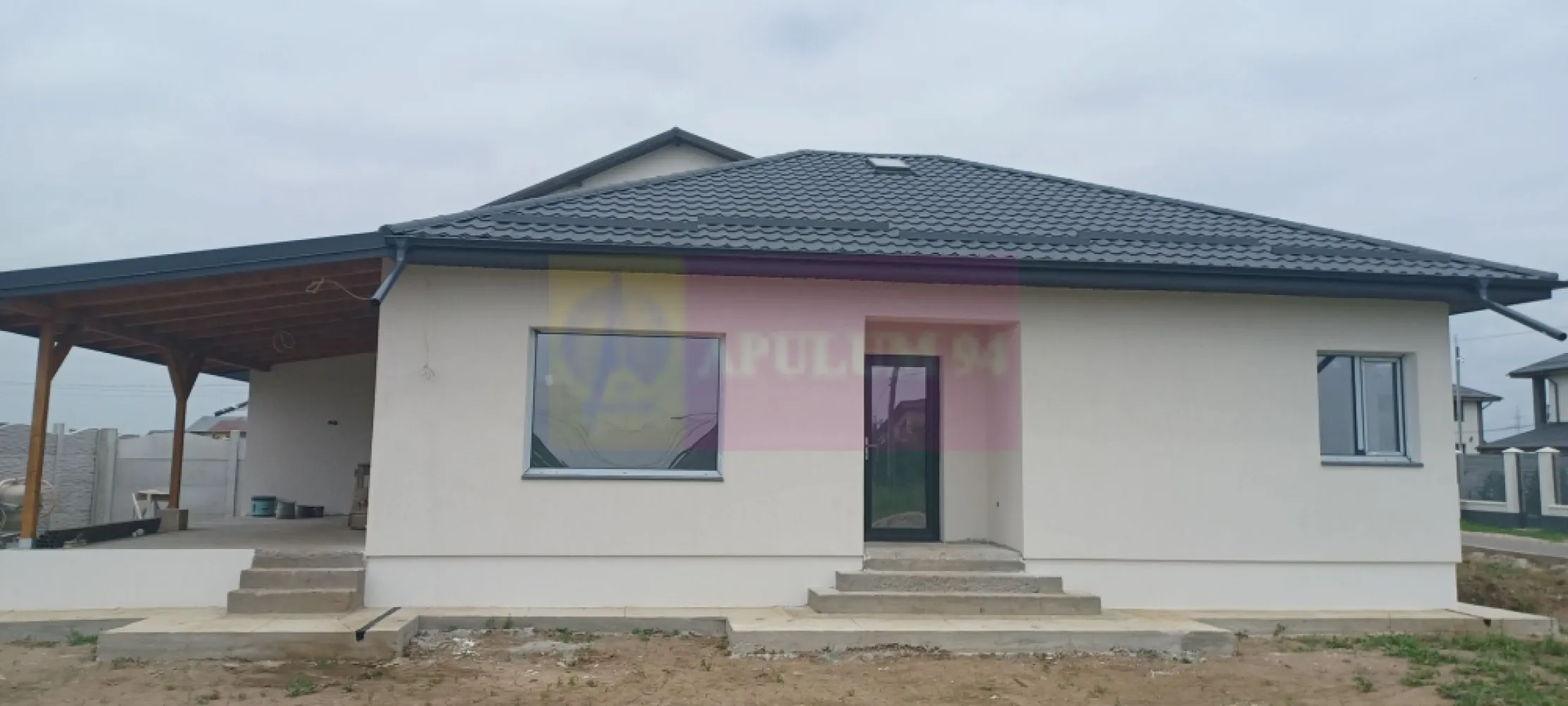 Săbăreni, casă nouă parter 137 mp, curte 400 mp - Casa se află în localitatea Săbăreni, la aproximativ 11 km de Soseaua de centură, la 4 km de A0, cu acces prin Chitila, DN7 și Pădurea Râioasa. Este amplasată intr-o zonă rezidentială nouă, la 200 m de str Principală, ferită de traficul rutier. Casa are structura de rezistență din beton armat si zidărie din cărămidă, fără pereți din rigips. Este alcătuită din living, bucătărie (închisă), 2 dormitoare, 2 băi, hol, cameră tehnică, terasă si pivniță. Casa are placă din beton armat peste parter iar podul este inalt, luminos cu acces pe o scară modulară din hol. Ferestrele sunt Salamander cu geamuri tripan. Finisajele interioare (gresie, faianță, parchet, uși interioare, obiecte sanitare) pot fi alese de cumpărător. Încălzirea locuinței se realizează cu centrală termică pe gaze în condensație și calorifere. Curtea are 400 mp si va fi imprejmuită, cu alee auto și pietonală. Strada este asfaltată. Casa va fi disponibilă in 2 luni. Preț la cheie 135.000 EUR. Nu se plătește comision sau TVA.