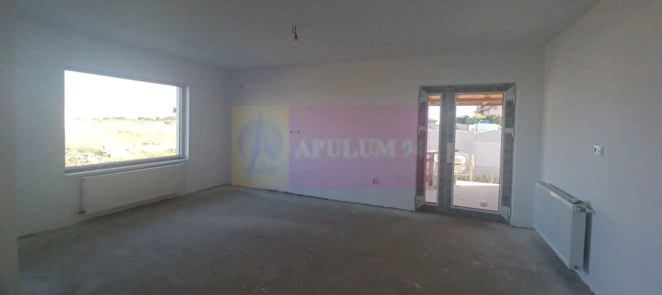 Săbăreni, casă nouă parter 137 mp, curte 400 mp - Casa se află în localitatea Săbăreni, la aproximativ 11 km de Soseaua de centură, la 4 km de A0, cu acces prin Chitila, DN7 și Pădurea Râioasa. Este amplasată intr-o zonă rezidentială nouă, la 200 m de str Principală, ferită de traficul rutier. Casa are structura de rezistență din beton armat si zidărie din cărămidă, fără pereți din rigips. Este alcătuită din living, bucătărie (închisă), 2 dormitoare, 2 băi, hol, cameră tehnică, terasă si pivniță. Casa are placă din beton armat peste parter iar podul este inalt, luminos cu acces pe o scară modulară din hol. Ferestrele sunt Salamander cu geamuri tripan. Finisajele interioare (gresie, faianță, parchet, uși interioare, obiecte sanitare) pot fi alese de cumpărător. Încălzirea locuinței se realizează cu centrală termică pe gaze în condensație și calorifere. Curtea are 400 mp si va fi imprejmuită, cu alee auto și pietonală. Strada este asfaltată. Casa va fi disponibilă in 2 luni. Preț la cheie 135.000 EUR. Nu se plătește comision sau TVA.