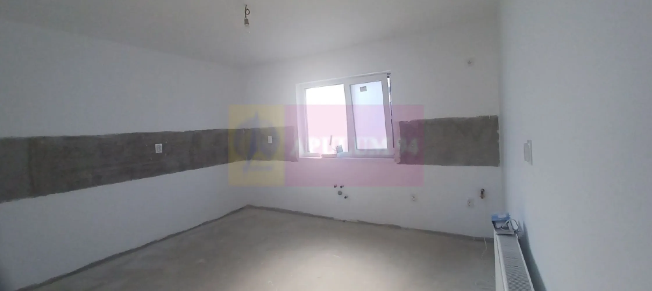 Săbăreni, casă nouă parter 137 mp, curte 400 mp - Casa se află în localitatea Săbăreni, la aproximativ 11 km de Soseaua de centură, la 4 km de A0, cu acces prin Chitila, DN7 și Pădurea Râioasa. Este amplasată intr-o zonă rezidentială nouă, la 200 m de str Principală, ferită de traficul rutier. Casa are structura de rezistență din beton armat si zidărie din cărămidă, fără pereți din rigips. Este alcătuită din living, bucătărie (închisă), 2 dormitoare, 2 băi, hol, cameră tehnică, terasă si pivniță. Casa are placă din beton armat peste parter iar podul este inalt, luminos cu acces pe o scară modulară din hol. Ferestrele sunt Salamander cu geamuri tripan. Finisajele interioare (gresie, faianță, parchet, uși interioare, obiecte sanitare) pot fi alese de cumpărător. Încălzirea locuinței se realizează cu centrală termică pe gaze în condensație și calorifere. Curtea are 400 mp si va fi imprejmuită, cu alee auto și pietonală. Strada este asfaltată. Casa va fi disponibilă in 2 luni. Preț la cheie 135.000 EUR. Nu se plătește comision sau TVA.