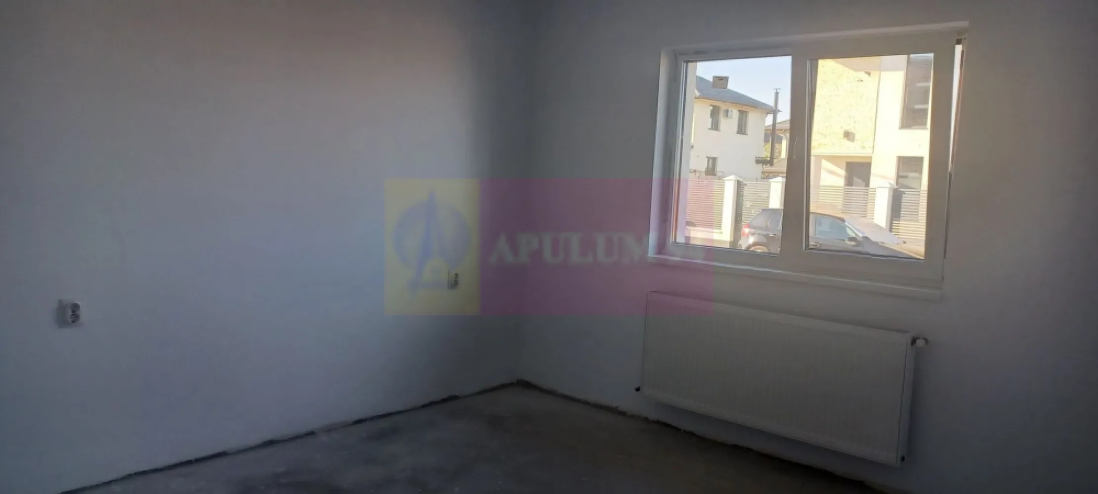 Săbăreni, casă nouă parter 137 mp, curte 400 mp - Casa se află în localitatea Săbăreni, la aproximativ 11 km de Soseaua de centură, la 4 km de A0, cu acces prin Chitila, DN7 și Pădurea Râioasa. Este amplasată intr-o zonă rezidentială nouă, la 200 m de str Principală, ferită de traficul rutier. Casa are structura de rezistență din beton armat si zidărie din cărămidă, fără pereți din rigips. Este alcătuită din living, bucătărie (închisă), 2 dormitoare, 2 băi, hol, cameră tehnică, terasă si pivniță. Casa are placă din beton armat peste parter iar podul este inalt, luminos cu acces pe o scară modulară din hol. Ferestrele sunt Salamander cu geamuri tripan. Finisajele interioare (gresie, faianță, parchet, uși interioare, obiecte sanitare) pot fi alese de cumpărător. Încălzirea locuinței se realizează cu centrală termică pe gaze în condensație și calorifere. Curtea are 400 mp si va fi imprejmuită, cu alee auto și pietonală. Strada este asfaltată. Casa va fi disponibilă in 2 luni. Preț la cheie 135.000 EUR. Nu se plătește comision sau TVA.