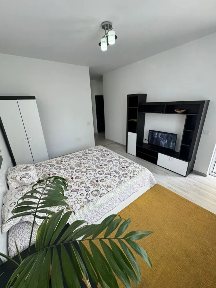 Garsoniera decomandata - Militari Residence - AGENTIE IMOBILIARA - COMISION 50%

Garsonieră de închiriat în Militari Residence 

Vă propunem spre închiriere o garsonieră situată în cartierul Militari Residence, o zonă în continuă dezvoltare, apreciată pentru accesibilitate și facilități.

Locuința este ideală pentru o persoană sau un cuplu, oferind un spațiu bine compartimentat, luminos și confortabil. Garsoniera dispune de toate utilitățile necesare pentru un trai modern, fiind pregătită pentru mutare imediată.

În apropiere regăsiți magazine, supermarketuri, restaurante, farmacii, dar și acces facil către mijloacele de transport în comun, ceea ce face deplasarea rapidă către orice zonă a orașului.

Închirierea se realizează prin intermediul unei agenții imobiliare, iar la semnarea contractului se percepe un comision de 50% din valoarea primei chirii.

Pentru mai multe detalii și programarea unei vizionări, nu ezitați să ne contactați.
