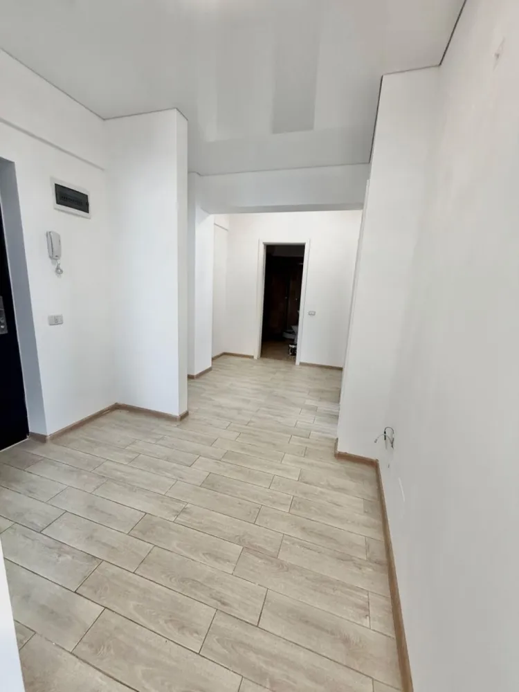Apartament 3 camere Militari Residence - Pollux Residence - Vă propunem spre vânzare un apartament cu 3 camere, situat în Militari Residence, în cadrul complexului Pollux Residence – ideal pentru cei care își doresc un spațiu generos și bine compartimentat.

Locuința este amplasată la etajul 3 din 8 și se vinde nemobilată, oferindu-vă libertatea de a o amenaja după propriul stil. Este disponibilă pentru mutare imediată, fiind potrivită atât pentru locuit, cât și pentru investiție.

Detalii principale:

* 3 camere
* 2 băi
* Etaj 3 din 8
* Complex Pollux Residence
* Nemobilat
* Disponibil imediat

Avantaje:

* Compartimentare practică, ideală pentru familie
* Două băi – un plus important de confort
* Posibilitate de amenajare personalizată
* Bloc modern, într-un complex organizat
* Acces rapid la magazine, restaurante și mijloace de transport
* Zonă în plină dezvoltare

Un apartament echilibrat, care oferă spațiu, confort și flexibilitatea de a-l transforma exact așa cum îți dorești.

Pentru mai multe detalii și programarea unei vizionări, vă stăm la dispoziție.