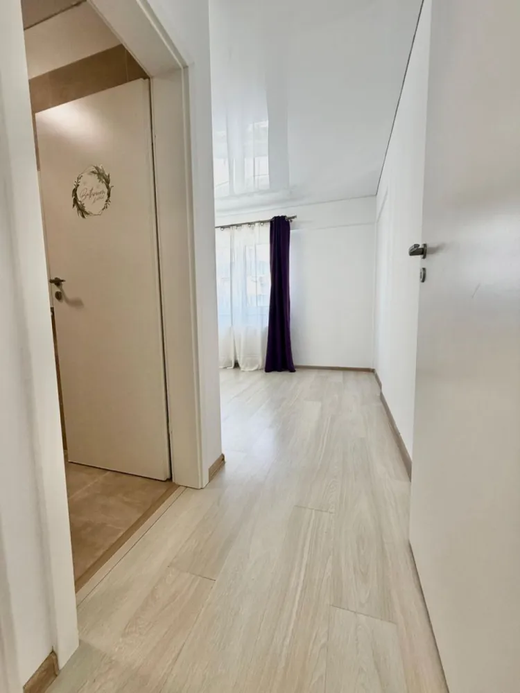 Apartament 3 camere Militari Residence - Pollux Residence - Vă propunem spre vânzare un apartament cu 3 camere, situat în Militari Residence, în cadrul complexului Pollux Residence – ideal pentru cei care își doresc un spațiu generos și bine compartimentat.

Locuința este amplasată la etajul 3 din 8 și se vinde nemobilată, oferindu-vă libertatea de a o amenaja după propriul stil. Este disponibilă pentru mutare imediată, fiind potrivită atât pentru locuit, cât și pentru investiție.

Detalii principale:

* 3 camere
* 2 băi
* Etaj 3 din 8
* Complex Pollux Residence
* Nemobilat
* Disponibil imediat

Avantaje:

* Compartimentare practică, ideală pentru familie
* Două băi – un plus important de confort
* Posibilitate de amenajare personalizată
* Bloc modern, într-un complex organizat
* Acces rapid la magazine, restaurante și mijloace de transport
* Zonă în plină dezvoltare

Un apartament echilibrat, care oferă spațiu, confort și flexibilitatea de a-l transforma exact așa cum îți dorești.

Pentru mai multe detalii și programarea unei vizionări, vă stăm la dispoziție.