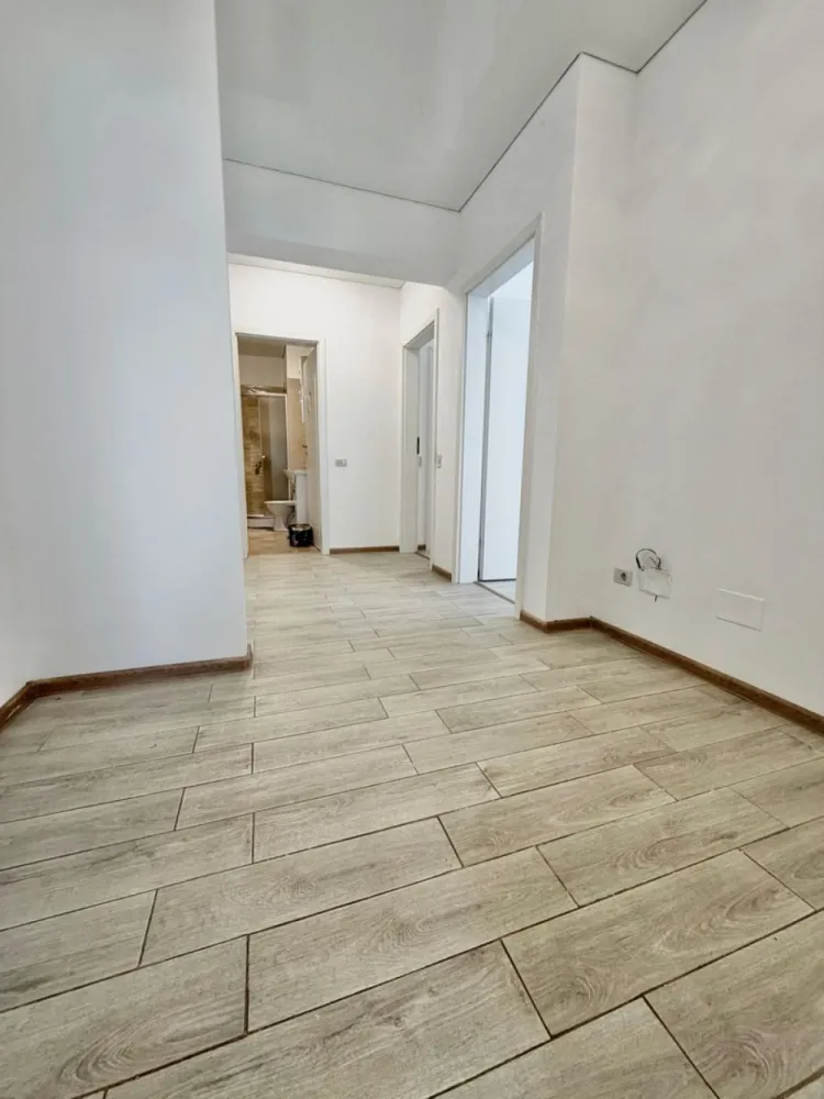 Apartament 3 camere Militari Residence - Pollux Residence - Vă propunem spre vânzare un apartament cu 3 camere, situat în Militari Residence, în cadrul complexului Pollux Residence – ideal pentru cei care își doresc un spațiu generos și bine compartimentat.

Locuința este amplasată la etajul 3 din 8 și se vinde nemobilată, oferindu-vă libertatea de a o amenaja după propriul stil. Este disponibilă pentru mutare imediată, fiind potrivită atât pentru locuit, cât și pentru investiție.

Detalii principale:

* 3 camere
* 2 băi
* Etaj 3 din 8
* Complex Pollux Residence
* Nemobilat
* Disponibil imediat

Avantaje:

* Compartimentare practică, ideală pentru familie
* Două băi – un plus important de confort
* Posibilitate de amenajare personalizată
* Bloc modern, într-un complex organizat
* Acces rapid la magazine, restaurante și mijloace de transport
* Zonă în plină dezvoltare

Un apartament echilibrat, care oferă spațiu, confort și flexibilitatea de a-l transforma exact așa cum îți dorești.

Pentru mai multe detalii și programarea unei vizionări, vă stăm la dispoziție.