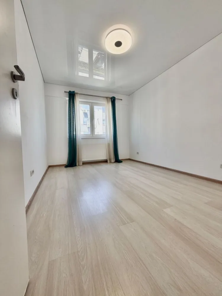 Apartament 3 camere Militari Residence - Pollux Residence - Vă propunem spre vânzare un apartament cu 3 camere, situat în Militari Residence, în cadrul complexului Pollux Residence – ideal pentru cei care își doresc un spațiu generos și bine compartimentat.

Locuința este amplasată la etajul 3 din 8 și se vinde nemobilată, oferindu-vă libertatea de a o amenaja după propriul stil. Este disponibilă pentru mutare imediată, fiind potrivită atât pentru locuit, cât și pentru investiție.

Detalii principale:

* 3 camere
* 2 băi
* Etaj 3 din 8
* Complex Pollux Residence
* Nemobilat
* Disponibil imediat

Avantaje:

* Compartimentare practică, ideală pentru familie
* Două băi – un plus important de confort
* Posibilitate de amenajare personalizată
* Bloc modern, într-un complex organizat
* Acces rapid la magazine, restaurante și mijloace de transport
* Zonă în plină dezvoltare

Un apartament echilibrat, care oferă spațiu, confort și flexibilitatea de a-l transforma exact așa cum îți dorești.

Pentru mai multe detalii și programarea unei vizionări, vă stăm la dispoziție.
