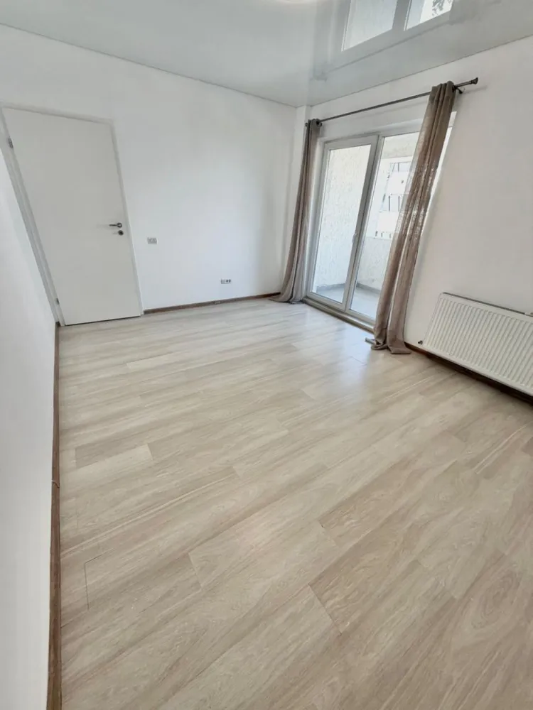 Apartament 3 camere Militari Residence - Pollux Residence - Vă propunem spre vânzare un apartament cu 3 camere, situat în Militari Residence, în cadrul complexului Pollux Residence – ideal pentru cei care își doresc un spațiu generos și bine compartimentat.

Locuința este amplasată la etajul 3 din 8 și se vinde nemobilată, oferindu-vă libertatea de a o amenaja după propriul stil. Este disponibilă pentru mutare imediată, fiind potrivită atât pentru locuit, cât și pentru investiție.

Detalii principale:

* 3 camere
* 2 băi
* Etaj 3 din 8
* Complex Pollux Residence
* Nemobilat
* Disponibil imediat

Avantaje:

* Compartimentare practică, ideală pentru familie
* Două băi – un plus important de confort
* Posibilitate de amenajare personalizată
* Bloc modern, într-un complex organizat
* Acces rapid la magazine, restaurante și mijloace de transport
* Zonă în plină dezvoltare

Un apartament echilibrat, care oferă spațiu, confort și flexibilitatea de a-l transforma exact așa cum îți dorești.

Pentru mai multe detalii și programarea unei vizionări, vă stăm la dispoziție.