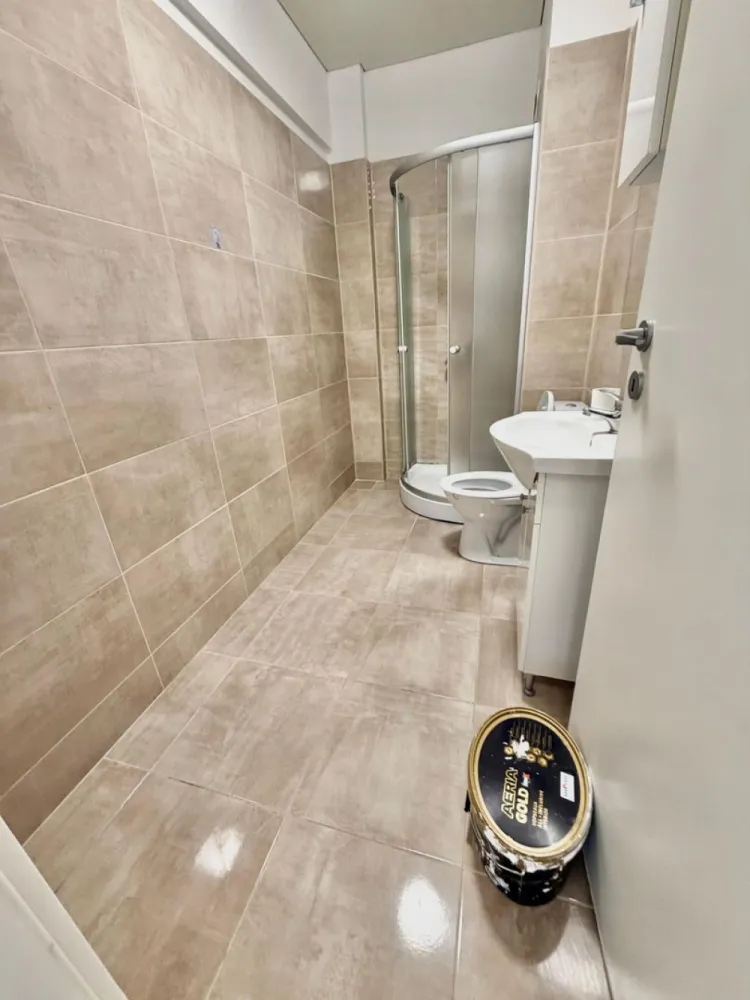 Apartament 3 camere Militari Residence - Pollux Residence - Vă propunem spre vânzare un apartament cu 3 camere, situat în Militari Residence, în cadrul complexului Pollux Residence – ideal pentru cei care își doresc un spațiu generos și bine compartimentat.

Locuința este amplasată la etajul 3 din 8 și se vinde nemobilată, oferindu-vă libertatea de a o amenaja după propriul stil. Este disponibilă pentru mutare imediată, fiind potrivită atât pentru locuit, cât și pentru investiție.

Detalii principale:

* 3 camere
* 2 băi
* Etaj 3 din 8
* Complex Pollux Residence
* Nemobilat
* Disponibil imediat

Avantaje:

* Compartimentare practică, ideală pentru familie
* Două băi – un plus important de confort
* Posibilitate de amenajare personalizată
* Bloc modern, într-un complex organizat
* Acces rapid la magazine, restaurante și mijloace de transport
* Zonă în plină dezvoltare

Un apartament echilibrat, care oferă spațiu, confort și flexibilitatea de a-l transforma exact așa cum îți dorești.

Pentru mai multe detalii și programarea unei vizionări, vă stăm la dispoziție.