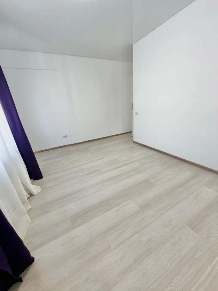Apartament 3 camere Militari Residence - Pollux Residence - Vă propunem spre vânzare un apartament cu 3 camere, situat în Militari Residence, în cadrul complexului Pollux Residence – ideal pentru cei care își doresc un spațiu generos și bine compartimentat.

Locuința este amplasată la etajul 3 din 8 și se vinde nemobilată, oferindu-vă libertatea de a o amenaja după propriul stil. Este disponibilă pentru mutare imediată, fiind potrivită atât pentru locuit, cât și pentru investiție.

Detalii principale:

* 3 camere
* 2 băi
* Etaj 3 din 8
* Complex Pollux Residence
* Nemobilat
* Disponibil imediat

Avantaje:

* Compartimentare practică, ideală pentru familie
* Două băi – un plus important de confort
* Posibilitate de amenajare personalizată
* Bloc modern, într-un complex organizat
* Acces rapid la magazine, restaurante și mijloace de transport
* Zonă în plină dezvoltare

Un apartament echilibrat, care oferă spațiu, confort și flexibilitatea de a-l transforma exact așa cum îți dorești.

Pentru mai multe detalii și programarea unei vizionări, vă stăm la dispoziție.