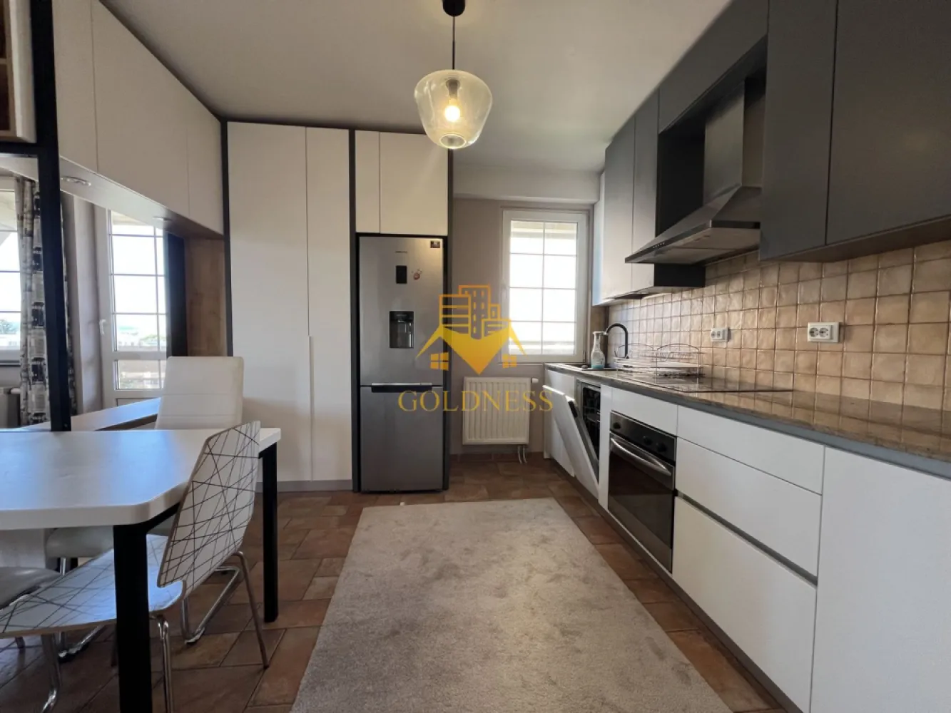 4 camere, 100mp, Manastur, Primaverii, Mc Donalds, Petrom, Garaje - GOLDNESS Imobiliare vă propune spre închiriere un apartament cu 4 camere open space complet mobilat și utilat, la etajul 3 într-un imobil de 3 etaje, în Cartierul Manastur.
Dispune de 2 garaje!
Se află în apropierea stațiilor de transport în comun, magazine, restaurante, spații verzi, farmacii, etc. 

Apartamentul este compartimentat astfel:
 - 2 dormitoare cu pat matrimonial, dressing, noptiere
 - 1 dormitor cu o canapea extensibila, birou,
- bucatarie open space complet utilată și mobilată, canapea, loc de servit masa 
 - 2 bai, dintre care una cu cada si una cu o cabina de dus, calorifer port prosop și dulap pentru depozitare.
 - 2 balcoane de 15 mp.

Imobilul este dotat cu toate cele necesare- centrală proprie, frigider, aragaz, hotă, mașină de spălat haine, etc. 

Dacă sunteți interesați de acest apartament și doriți să îl vizionați, dar și pentru alte oferte nu ezitați să ne contactați telefonic sau prin e-mail. Vă stăm la dispoziție!
Pentru intermediere se percepe un comision de 50% din prețul chiriei!