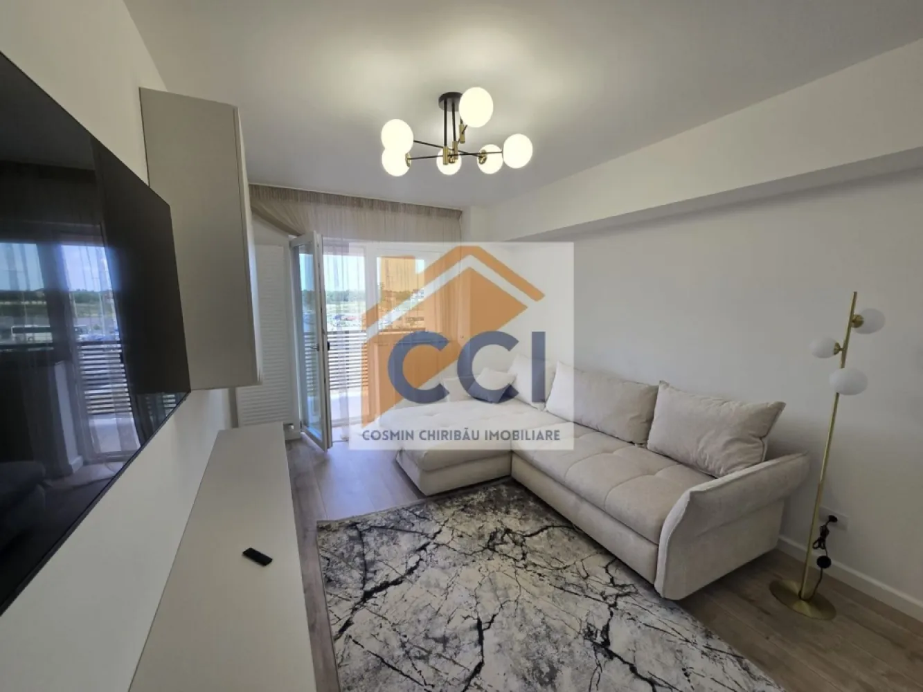 Apartament Exclusivist de Închiriat în Arena Residence - Apartament Exclusivist de Închiriat în Arena Residence – Eleganță, Confort și Stil Urban Premium.

Vă prezentăm un apartament spectaculos cu 2 camere, situat în prestigiosul complex rezidențial Arena Residence, pe strada Ștefan cel Mare – una dintre cele mai apreciate și bine poziționate zone din Bacău.

Conceput pentru un stil de viață modern și rafinat, acest apartament impresionează prin designul elegant, finisajele premium și atmosfera sofisticată, fiind alegerea ideală pentru cei care își doresc confort la cele mai înalte standarde.

 Detalii proprietate:
• Apartament 2 camere
• Complet mobilat și utilat lux
• Amenajare modernă, cu mobilier premium și accente contemporane
• Spații luminoase și perfect optimizate
• Bucătărie complet echipată
• Design interior elegant și armonios
• Pregătit pentru mutare imediată

 Arena Residence înseamnă mai mult decât un simplu complex rezidențial – reprezintă un concept premium de locuire, apreciat pentru arhitectura modernă, siguranță, intimitate și poziționarea excelentă. Locatarii beneficiază de acces rapid către cele mai importante puncte ale orașului, restaurante, cafenele, centre comerciale și zone de relaxare, într-un ambient exclusivist și select.

Atmosfera elegantă a complexului, calitatea construcției și comunitatea premium transformă această proprietate într-o alegere ideală pentru persoanele care apreciază luxul discret și confortul autentic.

Dacă îți dorești un apartament care să combine perfect eleganța, poziționarea premium și confortul modern, această proprietate din Arena Residence poate deveni noul tău “acasă”.