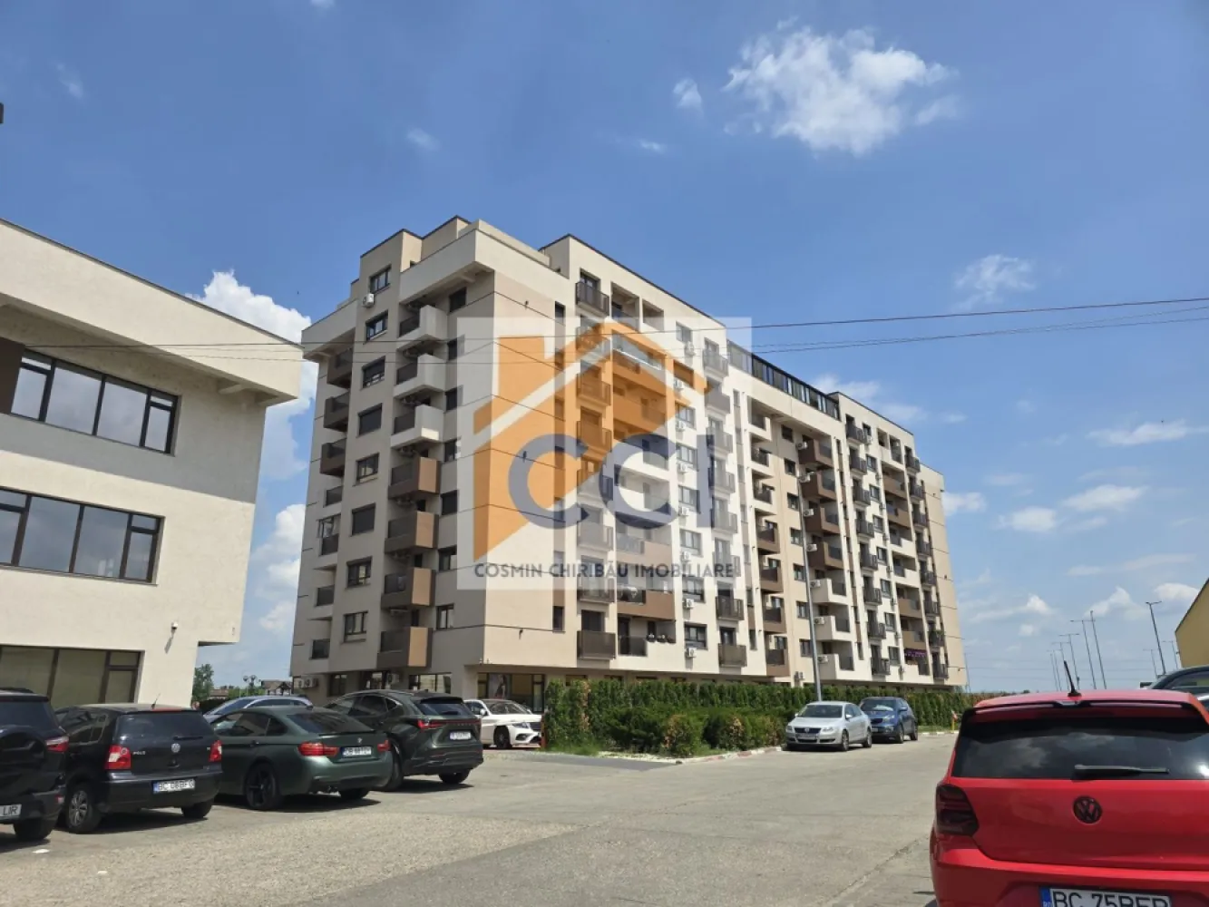 Apartament Exclusivist de Închiriat în Arena Residence - Apartament Exclusivist de Închiriat în Arena Residence – Eleganță, Confort și Stil Urban Premium.

Vă prezentăm un apartament spectaculos cu 2 camere, situat în prestigiosul complex rezidențial Arena Residence, pe strada Ștefan cel Mare – una dintre cele mai apreciate și bine poziționate zone din Bacău.

Conceput pentru un stil de viață modern și rafinat, acest apartament impresionează prin designul elegant, finisajele premium și atmosfera sofisticată, fiind alegerea ideală pentru cei care își doresc confort la cele mai înalte standarde.

 Detalii proprietate:
• Apartament 2 camere
• Complet mobilat și utilat lux
• Amenajare modernă, cu mobilier premium și accente contemporane
• Spații luminoase și perfect optimizate
• Bucătărie complet echipată
• Design interior elegant și armonios
• Pregătit pentru mutare imediată

 Arena Residence înseamnă mai mult decât un simplu complex rezidențial – reprezintă un concept premium de locuire, apreciat pentru arhitectura modernă, siguranță, intimitate și poziționarea excelentă. Locatarii beneficiază de acces rapid către cele mai importante puncte ale orașului, restaurante, cafenele, centre comerciale și zone de relaxare, într-un ambient exclusivist și select.

Atmosfera elegantă a complexului, calitatea construcției și comunitatea premium transformă această proprietate într-o alegere ideală pentru persoanele care apreciază luxul discret și confortul autentic.

Dacă îți dorești un apartament care să combine perfect eleganța, poziționarea premium și confortul modern, această proprietate din Arena Residence poate deveni noul tău “acasă”.
