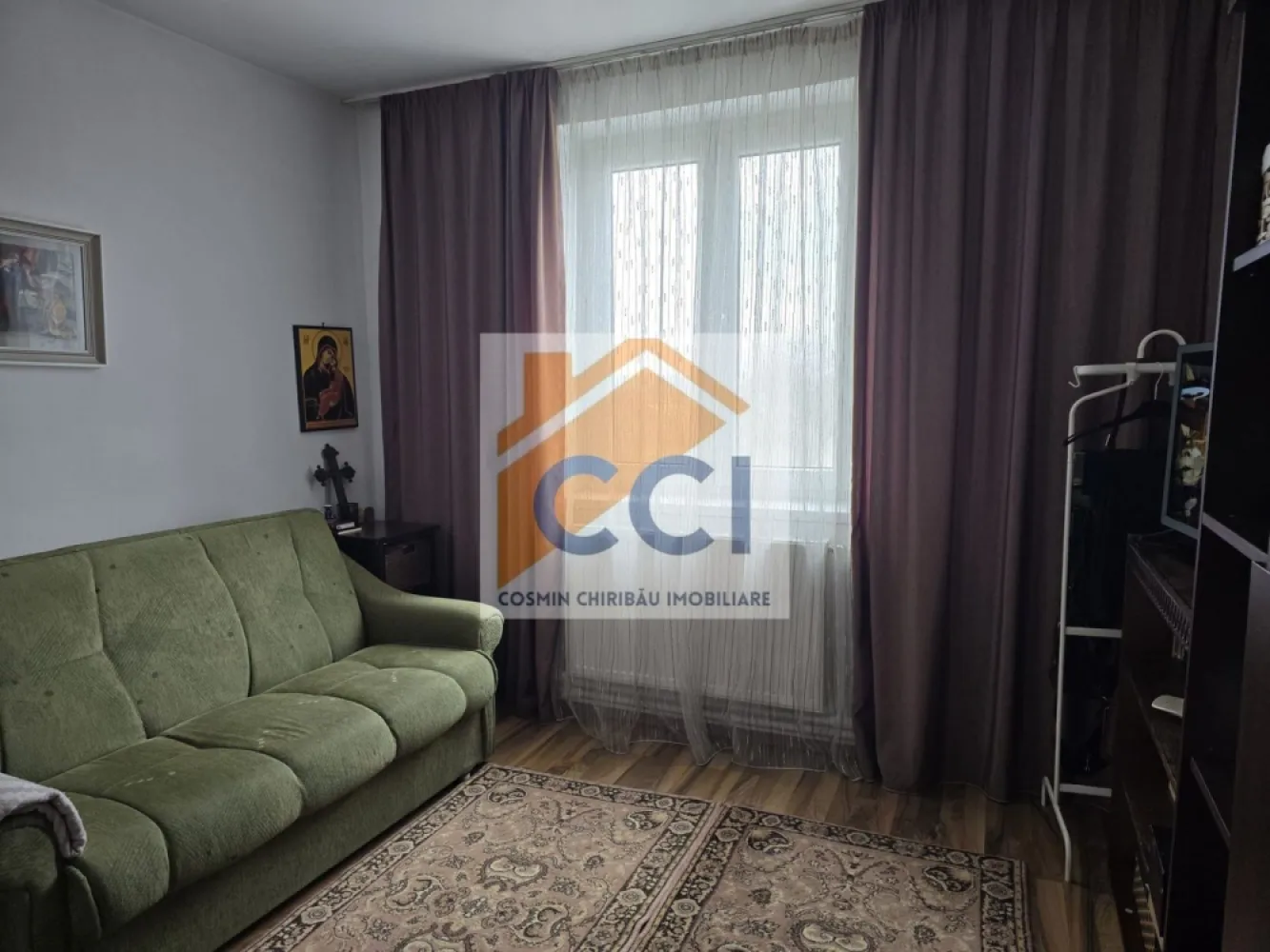 LOC. RACACIUNI, APARTAMENT 3 CAMERE - Va propunem spre vânzare un apartament confortabil și bine întreținut, situat în Comuna Răcăciuni, județul Bacău, pe strada Blocurilor nr. 5, bloc 5, scara A, etaj 2. (din 3)

Proprietatea este intabulată în anul 2025 și se evidențiază printr-un nivel ridicat de confort și eficiență energetică, fiind izolată termic și dotată cu ferestre termopan în toate încăperile. Terasa, de asemenea izolată și închisă cu geamuri termopan (cu o mică zonă deschisă), oferă un spațiu suplimentar ideal pentru relaxare.

Apartamentul are o structura decomandata de 3 camere, beneficiind de o baie modernă și o bucătărie generoasă, perfectă pentru activitățile zilnice ale unei familii. Se află într-o zonă foarte bună, liniștită și bine conectată la facilitățile locale.

Din punct de vedere al încălzirii, imobilul este echipat cu centrală termică electrică, cu posibilitatea de conversie către un sistem pe peleți (centrală sau termosemineu), datorită existenței unui coș de fum individual. În plus, fiecare dormitor este prevăzut cu sobă de teracotă, oferind o alternativă practică și eficientă.

Baia este dotată cu boiler electric, asigurând apă caldă atât pentru baie, cât și pentru bucătărie.

Apartamentul se vinde complet mobilat, iar bucătăria este utilată cu aragaz cu butelie, hotă și mașină de spălat rufe.

Localizare și facilități:

Acces facil către centre comerciale și restaurante
În apropiere de școli și grădinițe
La aproximativ 8 minute de mers pe jos de Primărie, Poștă și Poliție
În vecinătate: Casa de Cultură, farmacii, cabinet stomatologic și medic de familie
Acces rapid la unități bancare (CEC și BRD)
Aproape de stadion și gară

Transport:

Stație de autobuz pe E85 la doar 3 minute (legături directe cu autogara Bacău)
Gara la aproximativ 15 minute de mers pe jos

Această proprietate reprezintă o oportunitate excelentă pentru cei care își doresc un cămin confortabil, într-o zonă bine poziționată și cu acces rapid la toate facilitățile necesare.

Pentru mai multe detalii sau pentru programarea unei vizionări, vă stăm la dispoziție!