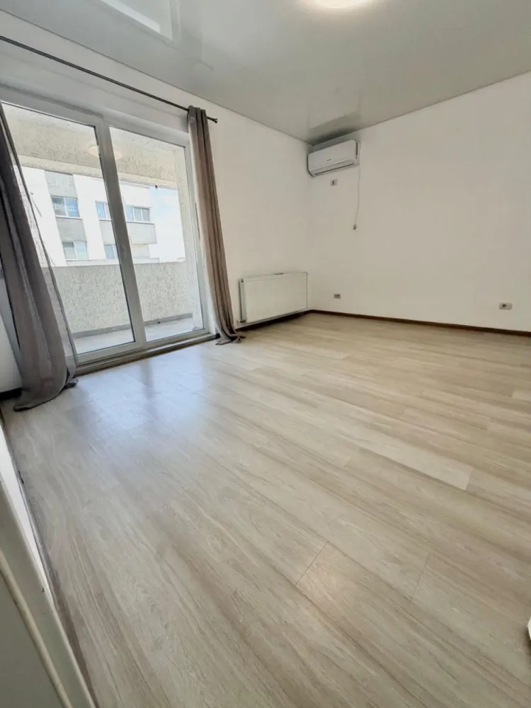 Apartament 3 camere Militari Residence - Pollux Residence - Vă propunem spre vânzare un apartament cu 3 camere, situat în Militari Residence, în cadrul complexului Pollux Residence – ideal pentru cei care își doresc un spațiu generos și bine compartimentat.

Locuința este amplasată la etajul 3 din 8 și se vinde nemobilată, oferindu-vă libertatea de a o amenaja după propriul stil. Este disponibilă pentru mutare imediată, fiind potrivită atât pentru locuit, cât și pentru investiție.

Detalii principale:

* 3 camere
* 2 băi
* Etaj 3 din 8
* Complex Pollux Residence
* Nemobilat
* Disponibil imediat

Avantaje:

* Compartimentare practică, ideală pentru familie
* Două băi – un plus important de confort
* Posibilitate de amenajare personalizată
* Bloc modern, într-un complex organizat
* Acces rapid la magazine, restaurante și mijloace de transport
* Zonă în plină dezvoltare

Un apartament echilibrat, care oferă spațiu, confort și flexibilitatea de a-l transforma exact așa cum îți dorești.

Pentru mai multe detalii și programarea unei vizionări, vă stăm la dispoziție.