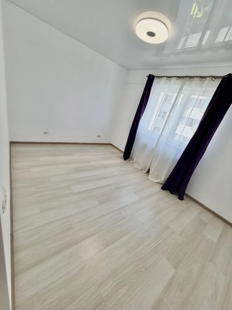 Apartament 3 camere Militari Residence - Pollux Residence - Vă propunem spre vânzare un apartament cu 3 camere, situat în Militari Residence, în cadrul complexului Pollux Residence – ideal pentru cei care își doresc un spațiu generos și bine compartimentat.

Locuința este amplasată la etajul 3 din 8 și se vinde nemobilată, oferindu-vă libertatea de a o amenaja după propriul stil. Este disponibilă pentru mutare imediată, fiind potrivită atât pentru locuit, cât și pentru investiție.

Detalii principale:

* 3 camere
* 2 băi
* Etaj 3 din 8
* Complex Pollux Residence
* Nemobilat
* Disponibil imediat

Avantaje:

* Compartimentare practică, ideală pentru familie
* Două băi – un plus important de confort
* Posibilitate de amenajare personalizată
* Bloc modern, într-un complex organizat
* Acces rapid la magazine, restaurante și mijloace de transport
* Zonă în plină dezvoltare

Un apartament echilibrat, care oferă spațiu, confort și flexibilitatea de a-l transforma exact așa cum îți dorești.

Pentru mai multe detalii și programarea unei vizionări, vă stăm la dispoziție.