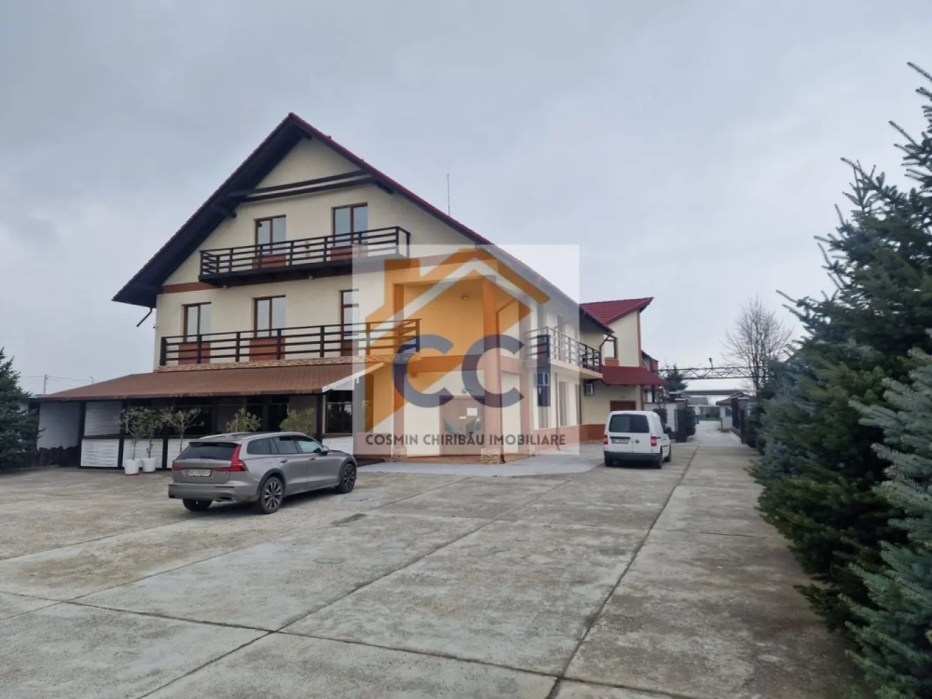 Restaurant Piscina Club Principe - Oportunitate de business pe segmetul restaurant, sala de evenimente, piscina si recreere.
Se vinde binecunoscutul Club Restaurant Piscina Principe de la Magura, proprietate situata pe DN 11. Proprietatea este formata dintr o cladire principala cu o parcare generoasa si o terasa exterioara acoperita in fata,un cort de evenimente,2 piscine,spatiu de recreere si loc de joaca pt copii de tip livada cu gazon.
Cladirea principala are o suprafata desfasurata de 866 mp .cu un regim de inaltime parter si etaj de tip subpanta cu gol peste parter.
Capacitatea parterului este de aprox. 140 locuri pe scaune,deservite de o bucatarie complet echipata si functionala.Tot pe parter exista toalete ,un hol de intrare ,garderoba,si accesul spre doua scari zidite in spirala care acceseaza etajul.
Etajul are o capacitate de aprox 120 locuri pe scaune si mai contine holuri de circulatie ,toalete si o bucatarie echipata cu cele necesare pt a face pizza.Tot aici la etaj exista si 3 balcoane.
Podul de sub sarpanta cladirii este inalt putand fi fi adaptat si transformat existand deci posibilitate de a realiza cateva camere
Cortul de evenimente este destinat activitatilor de recreere / divertisment/ club in perioada de vara ,are echipamente specifice pt Dj si are o capacitate de aprox 120 persoane.
2 piscine: una cu dimensiunea de 25x11 m si una de copii cu dimensiunea de 4x4 m,ambele complet echipate si functionale cu pompe si filtre specifice.
Intreaga proprietate beneficiaza de curent electric trifazat, detine put propriu pt apa destinata piscinelor si conexiune la reteaua de apa publica CT pe gaz cu radiatoare clasice si imprejmuire la limta de proprietate cu gard zidit.De asemenea proprietatea detine Autorizatie ISU.
Proprietetea are un grad ridicat de profitabilitate, spatiile destinate organizarii de evenimente: nunti, botezuri, petreceri private, etc fiind exact pe segmentul cu mare interes din zilele noastre.
La acestea se adauga cele doua piscine care in perioada de vara aduna sute de clienti care vin acolo pentru recreere, devenind astfel si consumatori directi pt cele doua bucatarii existente in corpul principal.
Toate cele descise in ultimele paragrafe conduc la certa concluzie ca cel care va face achizitia acolo ,va putea beneficia de un business solid, la cheie,cu vad vad solid deja existent, aducator de sume importante de cash.
Pt vizionari si sau orice alte detalii te invit sa nu eziti sa ma contactezi.