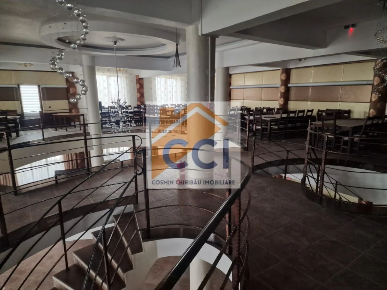 Restaurant Piscina Club Principe - Oportunitate de business pe segmetul restaurant, sala de evenimente, piscina si recreere.
Se vinde binecunoscutul Club Restaurant Piscina Principe de la Magura, proprietate situata pe DN 11. Proprietatea este formata dintr o cladire principala cu o parcare generoasa si o terasa exterioara acoperita in fata,un cort de evenimente,2 piscine,spatiu de recreere si loc de joaca pt copii de tip livada cu gazon.
Cladirea principala are o suprafata desfasurata de 866 mp .cu un regim de inaltime parter si etaj de tip subpanta cu gol peste parter.
Capacitatea parterului este de aprox. 140 locuri pe scaune,deservite de o bucatarie complet echipata si functionala.Tot pe parter exista toalete ,un hol de intrare ,garderoba,si accesul spre doua scari zidite in spirala care acceseaza etajul.
Etajul are o capacitate de aprox 120 locuri pe scaune si mai contine holuri de circulatie ,toalete si o bucatarie echipata cu cele necesare pt a face pizza.Tot aici la etaj exista si 3 balcoane.
Podul de sub sarpanta cladirii este inalt putand fi fi adaptat si transformat existand deci posibilitate de a realiza cateva camere
Cortul de evenimente este destinat activitatilor de recreere / divertisment/ club in perioada de vara ,are echipamente specifice pt Dj si are o capacitate de aprox 120 persoane.
2 piscine: una cu dimensiunea de 25x11 m si una de copii cu dimensiunea de 4x4 m,ambele complet echipate si functionale cu pompe si filtre specifice.
Intreaga proprietate beneficiaza de curent electric trifazat, detine put propriu pt apa destinata piscinelor si conexiune la reteaua de apa publica CT pe gaz cu radiatoare clasice si imprejmuire la limta de proprietate cu gard zidit.De asemenea proprietatea detine Autorizatie ISU.
Proprietetea are un grad ridicat de profitabilitate, spatiile destinate organizarii de evenimente: nunti, botezuri, petreceri private, etc fiind exact pe segmentul cu mare interes din zilele noastre.
La acestea se adauga cele doua piscine care in perioada de vara aduna sute de clienti care vin acolo pentru recreere, devenind astfel si consumatori directi pt cele doua bucatarii existente in corpul principal.
Toate cele descise in ultimele paragrafe conduc la certa concluzie ca cel care va face achizitia acolo ,va putea beneficia de un business solid, la cheie,cu vad vad solid deja existent, aducator de sume importante de cash.
Pt vizionari si sau orice alte detalii te invit sa nu eziti sa ma contactezi.