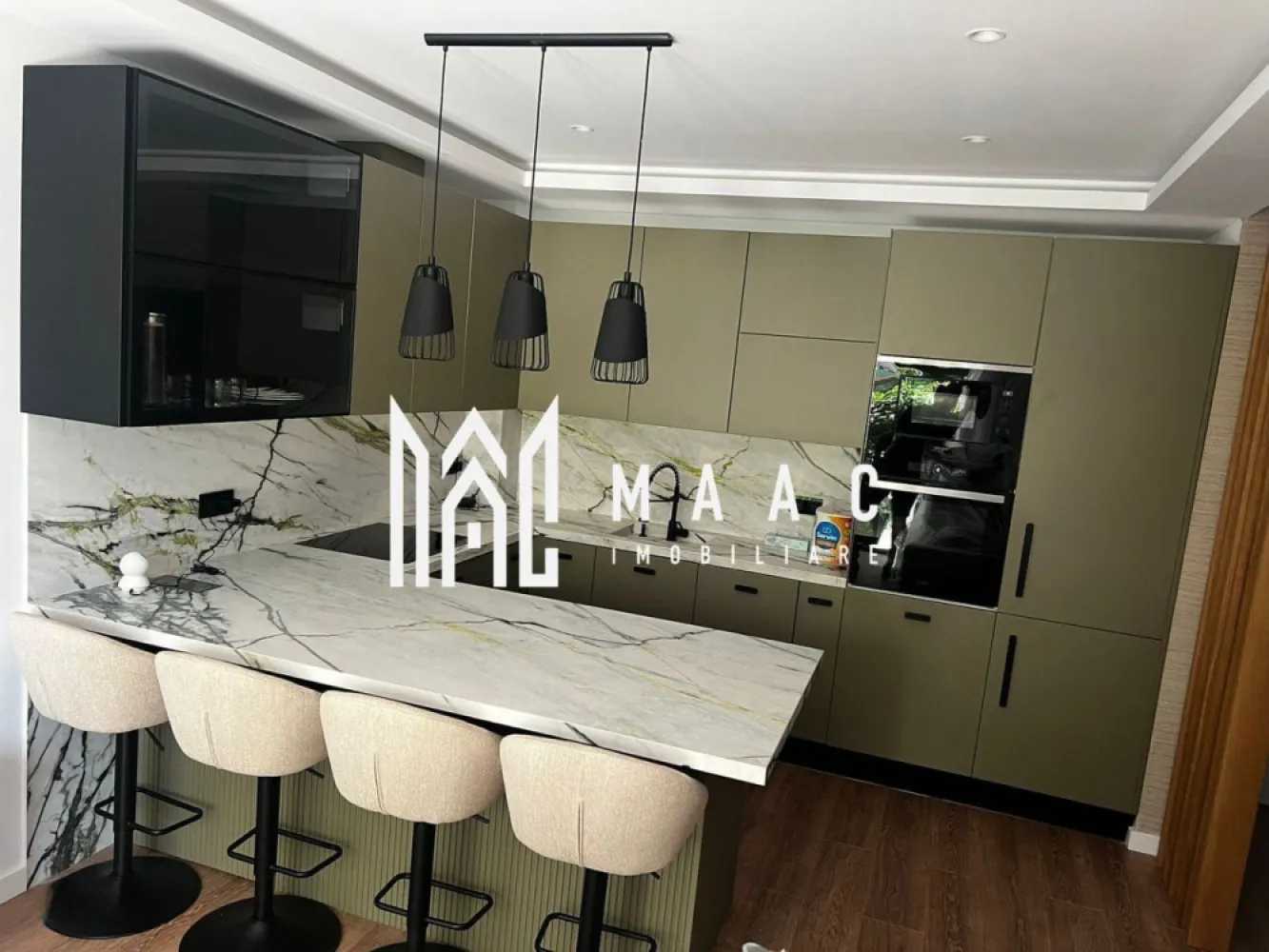 Apartament nou 40 mp I Grădină 18 mp | Mobilat și utilat | Garaj Subteran - MAAC Imobiliare vă propune spre vânzare un apartament nou, complet mobilat și utilat, situat într-un imobil modern construit în anul 2022, prevăzut cu lift și acces direct către garajul subteran.

Proprietatea este ideală pentru cei care își doresc confort, finisaje premium și o locuință pregătită pentru mutare imediată. Apartamentul se predă exact ca în fotografii, cu mobilier și electrocasnice noi.

Caracteristici:
Suprafață utilă: 40 mp
Grădină proprie: 18 mp
Locul de parcare nu e inclus
Garaj subteran cu acces direct prin lift
Situat la parter
Imobil cu regim de înălțime P+3E+Penthouse
An construcție: 2022

Dotări și finisaje:
Mobilier premium, complet nou
Electrocasnice noi, cu factură și garanție
Bucătărie modernă cu blat ceramic Porcelanosa
Încălzire în pardoseală
Centrală termică proprie
Sistem smart home
Sistem automat de irigare pentru grădină

Unul dintre principalele avantaje ale proprietății este grădina privată de 18 mp, un spațiu ideal pentru relaxare, petrecerea timpului liber sau amenajarea unei zone verzi personale.

De asemenea, accesul direct cu liftul până la garajul subteran oferă un nivel ridicat de confort și funcționalitate, un beneficiu rar întâlnit în această categorie de apartamente.

Datorită dotărilor moderne, finisajelor premium și anului recent de construcție, proprietatea reprezintă o alegere excelentă atât pentru locuire, cât și pentru investiție.

Pentru mai multe detalii sau pentru programarea unei vizionări, vă rugăm să contactați echipa MAAC Imobiliare și să menționați ID: CP2772764.