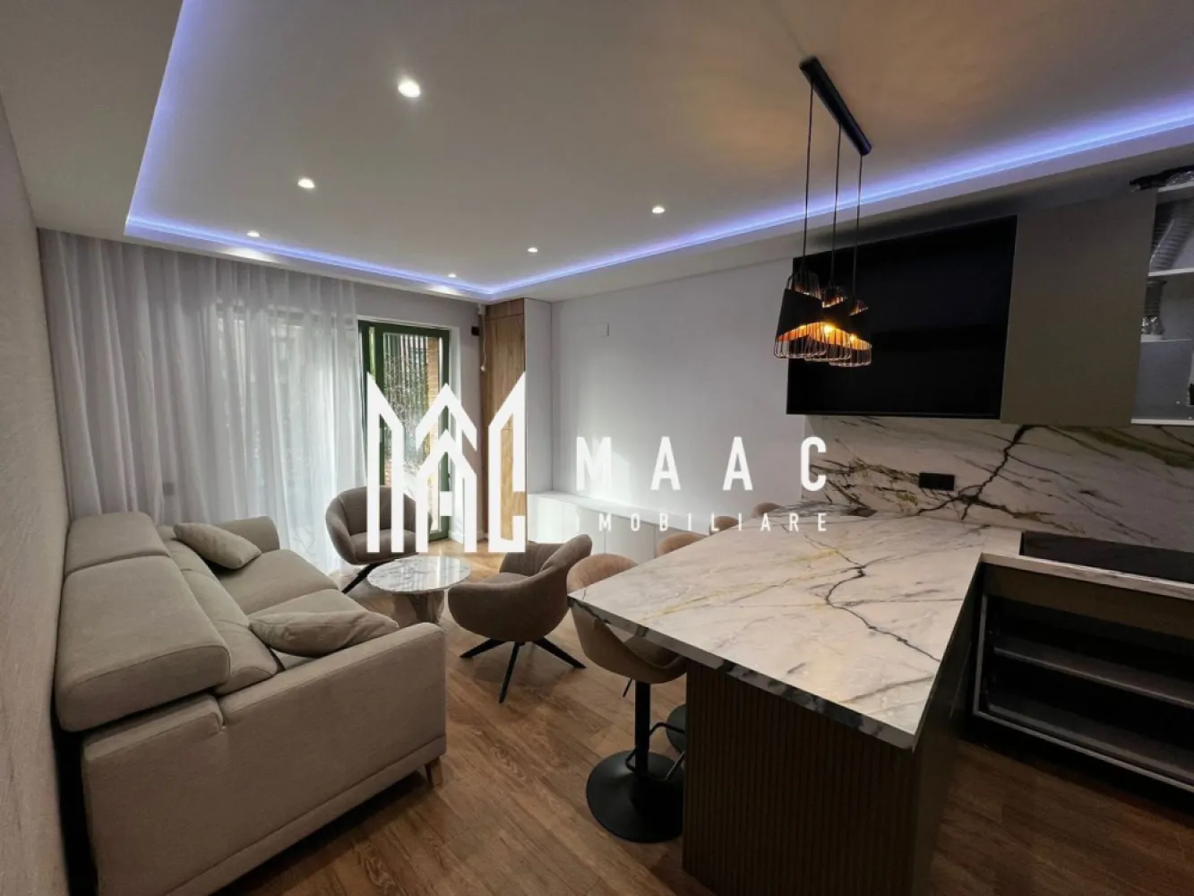 Apartament nou 40 mp I Grădină 18 mp | Mobilat și utilat | Garaj Subteran - MAAC Imobiliare vă propune spre vânzare un apartament nou, complet mobilat și utilat, situat într-un imobil modern construit în anul 2022, prevăzut cu lift și acces direct către garajul subteran.

Proprietatea este ideală pentru cei care își doresc confort, finisaje premium și o locuință pregătită pentru mutare imediată. Apartamentul se predă exact ca în fotografii, cu mobilier și electrocasnice noi.

Caracteristici:
Suprafață utilă: 40 mp
Grădină proprie: 18 mp
Locul de parcare nu e inclus
Garaj subteran cu acces direct prin lift
Situat la parter
Imobil cu regim de înălțime P+3E+Penthouse
An construcție: 2022

Dotări și finisaje:
Mobilier premium, complet nou
Electrocasnice noi, cu factură și garanție
Bucătărie modernă cu blat ceramic Porcelanosa
Încălzire în pardoseală
Centrală termică proprie
Sistem smart home
Sistem automat de irigare pentru grădină

Unul dintre principalele avantaje ale proprietății este grădina privată de 18 mp, un spațiu ideal pentru relaxare, petrecerea timpului liber sau amenajarea unei zone verzi personale.

De asemenea, accesul direct cu liftul până la garajul subteran oferă un nivel ridicat de confort și funcționalitate, un beneficiu rar întâlnit în această categorie de apartamente.

Datorită dotărilor moderne, finisajelor premium și anului recent de construcție, proprietatea reprezintă o alegere excelentă atât pentru locuire, cât și pentru investiție.

Pentru mai multe detalii sau pentru programarea unei vizionări, vă rugăm să contactați echipa MAAC Imobiliare și să menționați ID: CP2772764.