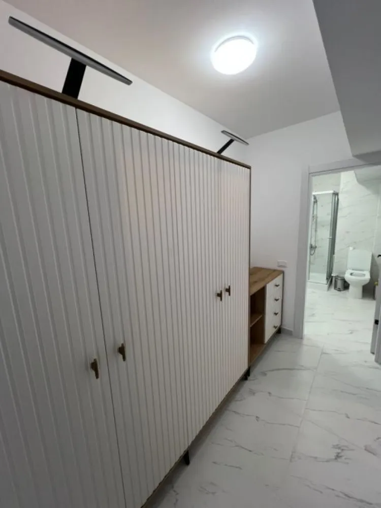 Ap 3 cam LUX New World Militari 100 mp posibilitate Parcare subterana - Se oferă spre închiriere apartament cu 3 camere, mobilat și utilat lux, situat în complexul rezidențial New World Militari. Apartamentul are o suprafață de 100 mp, este decomandat și beneficiază de finisaje premium, mobilier modern și electrocasnice de calitate superioară. Compartimentarea este ideală pentru confort și funcționalitate. Dotări și beneficii: 3 camere spațioase Mobilat și utilat complet – standard LUX 2 aparate de aer condiționat Bucătărie complet echipată Baie modernă + spații de depozitare Loc de parcare subteran inclus loc de parcare disponibil opțional Complex rezidențial modern, cu acces securizat, zone verzi și vecinătate liniștită. Acces rapid către centre comerciale, transport public și principalele puncte de interes din zona Militari. 📍 Localizare: New World Militari 📅 Disponibil imediat Pentru mai multe detalii sau programarea unei vizionări, vă stau la dispoziție. }}