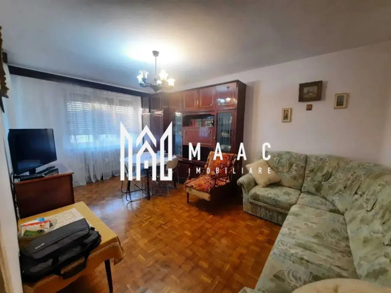 Apartament 3 Camere | 67MPU | Strand - MAAC Imobiliare vă propune spre vânzare un apartament cu 3 camere, decomandat, situat în cartierul Ștrand, una dintre cele mai căutate zone rezidențiale din Sibiu, datorită spațiilor verzi, accesului facil la facilități și liniștii zonei.

Caracteristici principale:
 Suprafață utilă: 67 mp (aproximativ, în curs de verificare pe releveu)
 Etaj 4 din 4, bloc cu acoperiș – fără probleme cu infiltrațiile
 3 camere decomandate – compartimentare eficientă și practică
 Balcon spațios cu acces din living – ideal pentru relaxare
 Necesită renovare, oferind oportunitatea personalizării după propriul gust

Avantaje și facilități:
 Zonă verde și liniștită – perfectă pentru familii și cei care caută un mediu relaxant
 Acces rapid la facilități – în apropiere de școli, dispensar, parc, magazine și mijloace de transport
 Bloc solid, întreținut – acoperișul protejează apartamentul împotriva intemperiilor

Oportunitate de investiție!
Apartamentul este ideal pentru cei care doresc să își amenajeze locuința după propriul stil sau pentru investiție, având un potențial excelent pentru închiriere datorită zonei accesibile și cererii ridicate.

 Contactați-ne pentru mai multe detalii și programarea unei vizionări specificand ID:CP2320099